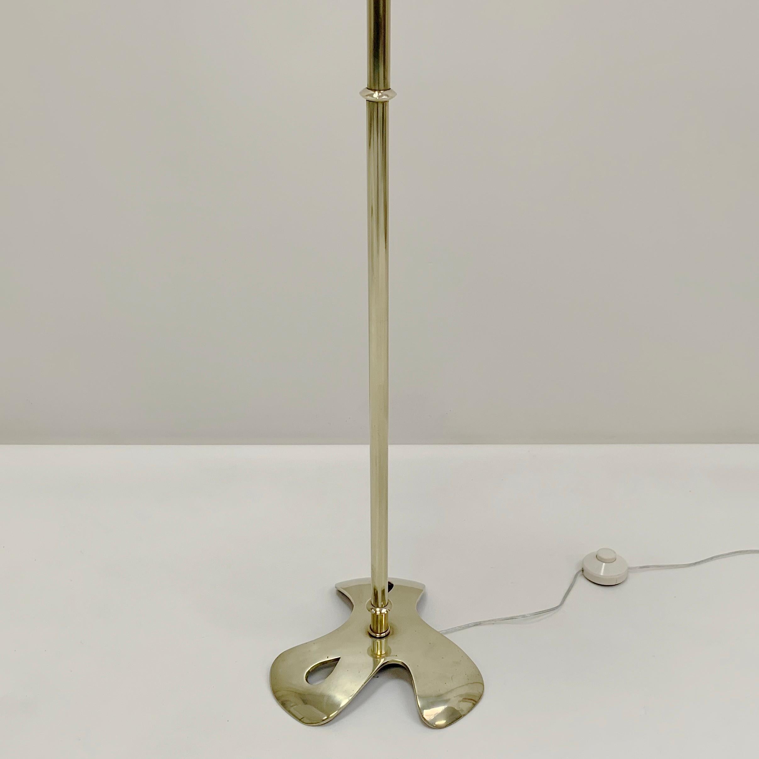 Lámpara de pie de latón de mediados de siglo firmada por Scarpa, circa 1960, Francia. Latón en venta