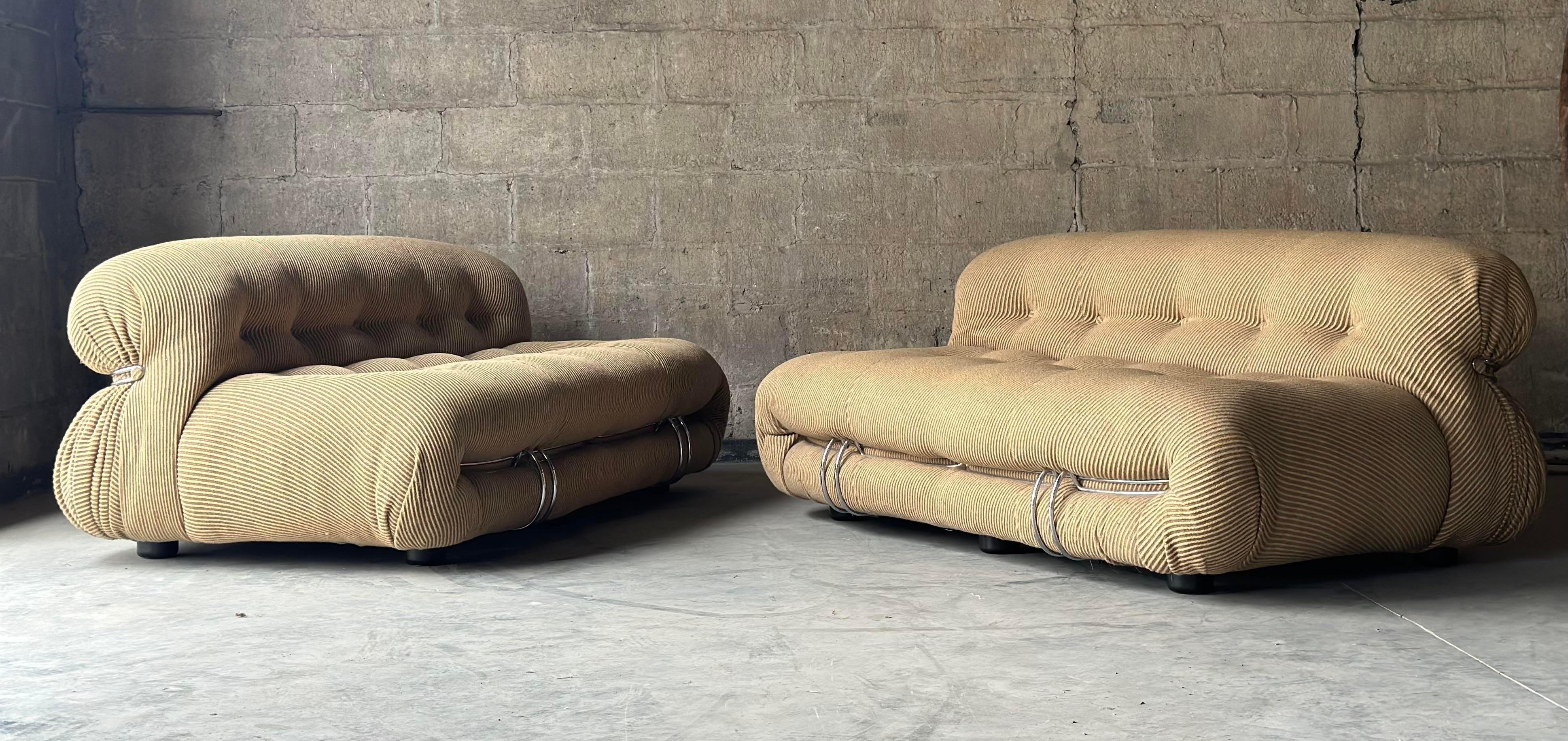 Rehaussez votre espace de vie avec cet ensemble italien modèle 944 'Soriana', composé de deux canapés assortis et d'un fauteuil d'appoint. 

Conçue par Afra et Tobia Scarpa pour Cassina, dans sa sellerie d'origine en laine rayée beige et crème, dans
