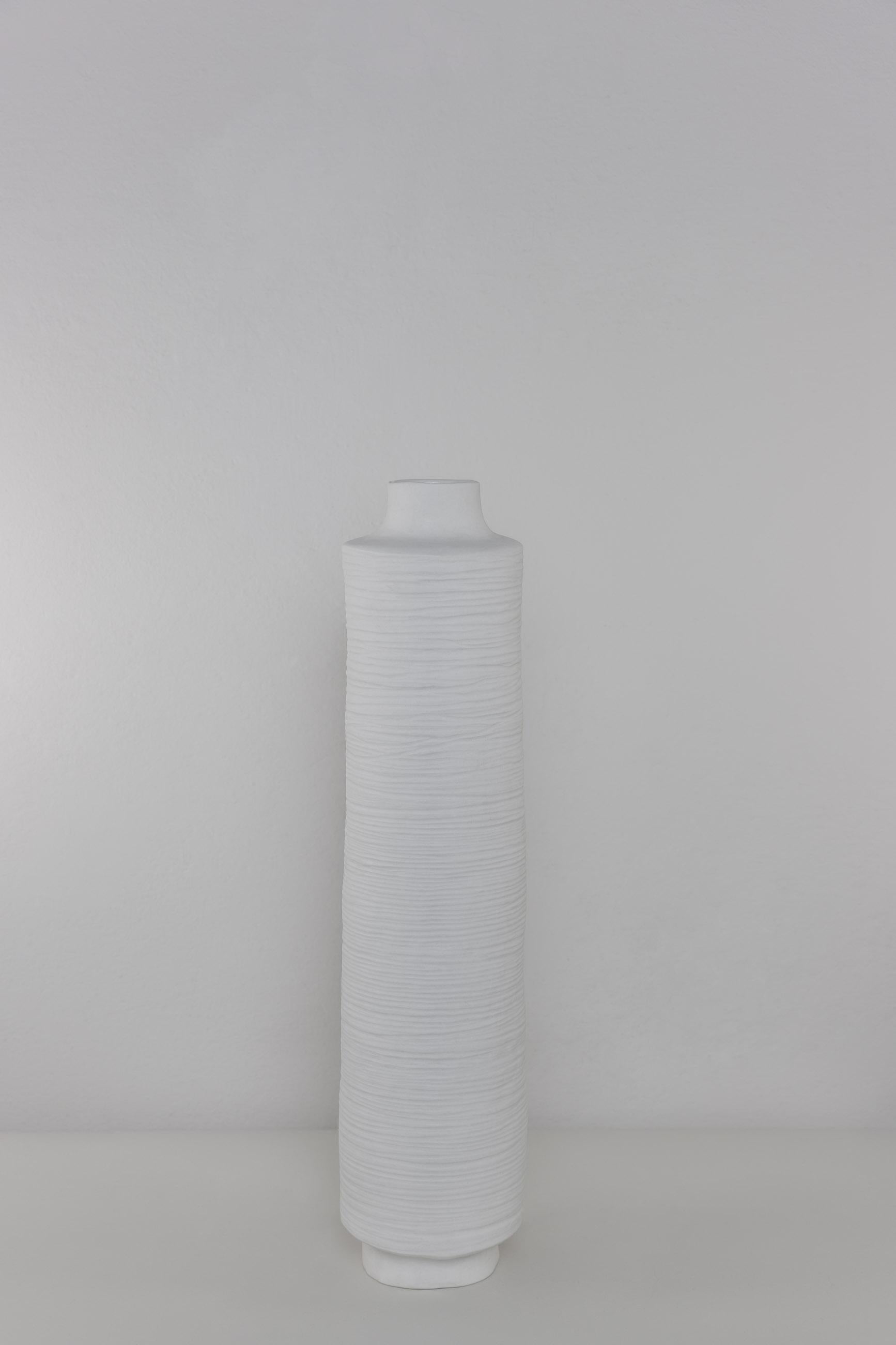 Organico moderno Vaso SCARPA, Vaso in porcellana fatto a mano - Vaso bianco contemporaneo in vendita