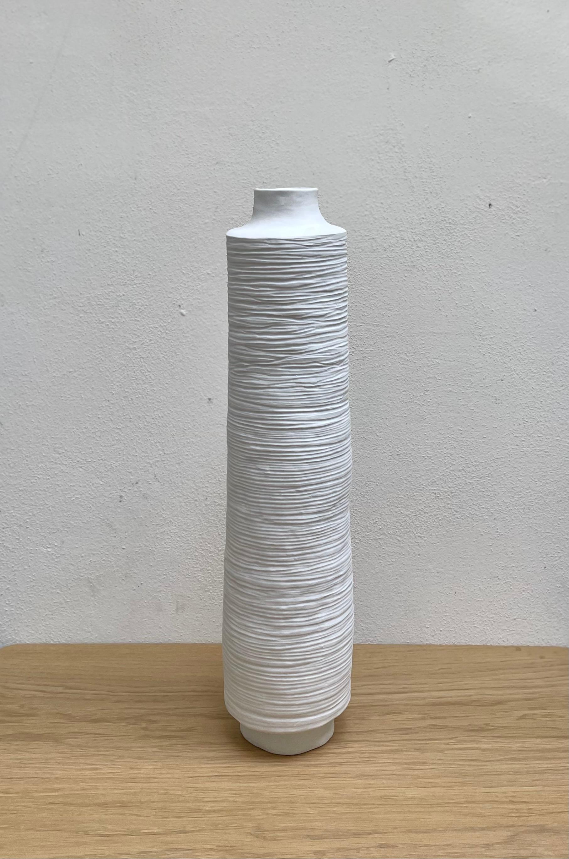 Italiano Vaso SCARPA, Vaso in porcellana fatto a mano - Vaso bianco contemporaneo in vendita
