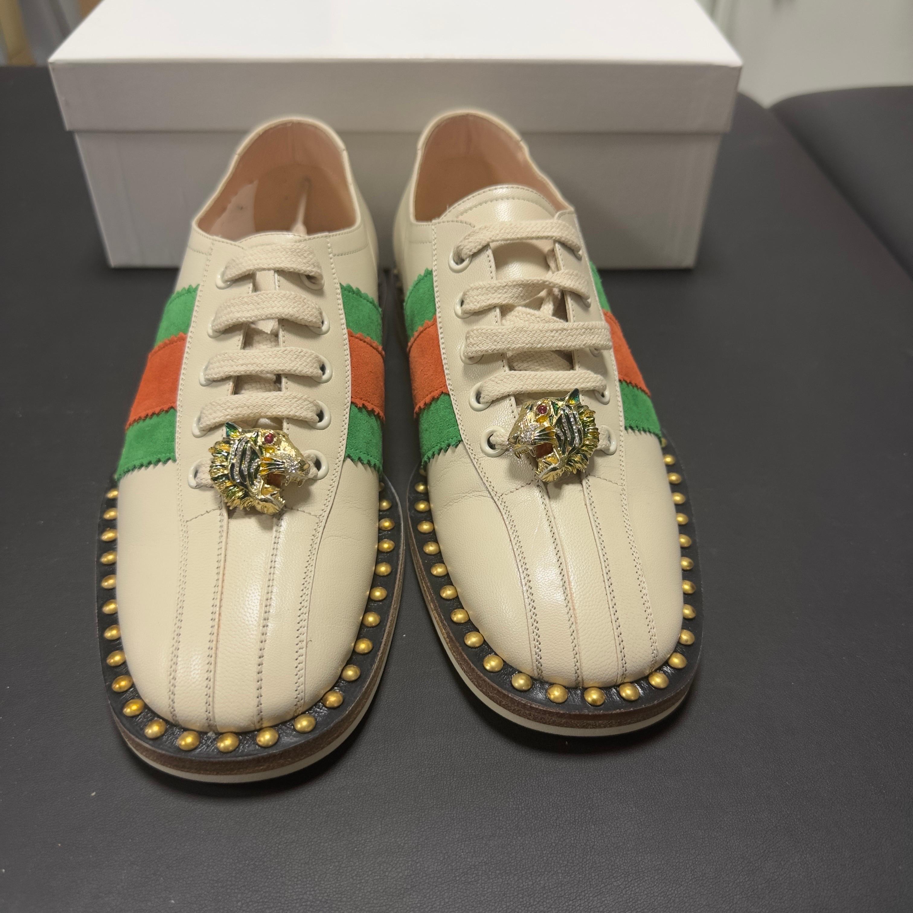 Mocassino Gucci Runway fall winter 2018 by Alessandro Michele
Per la preziosa testa di tigre il designer s'ispiro' ad un designer vintage di Gioielli Hattie Carnegie
Pezzo da collezione
Numero 37 calzata abbondante, nuovo mai utilizzato con scatola