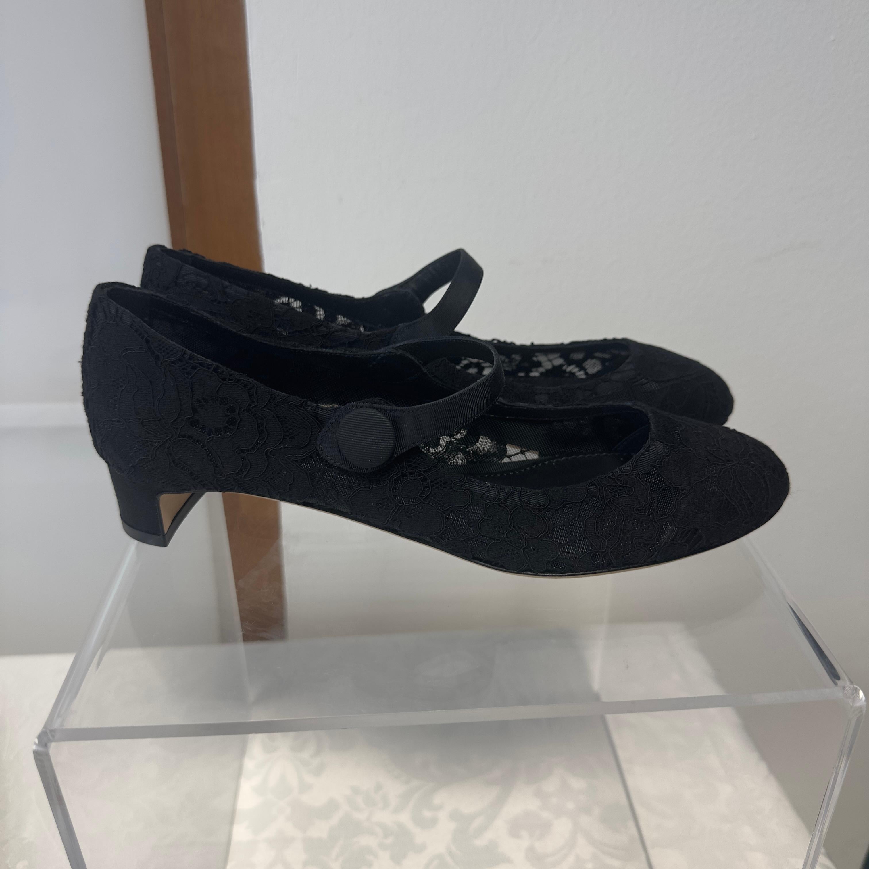Lace shoe model Mary Jane Dolce & Gabbana number 38.5 Italian 
New never used equipped with box and dust bag 
Length of inner sole 25cm
3cm heel