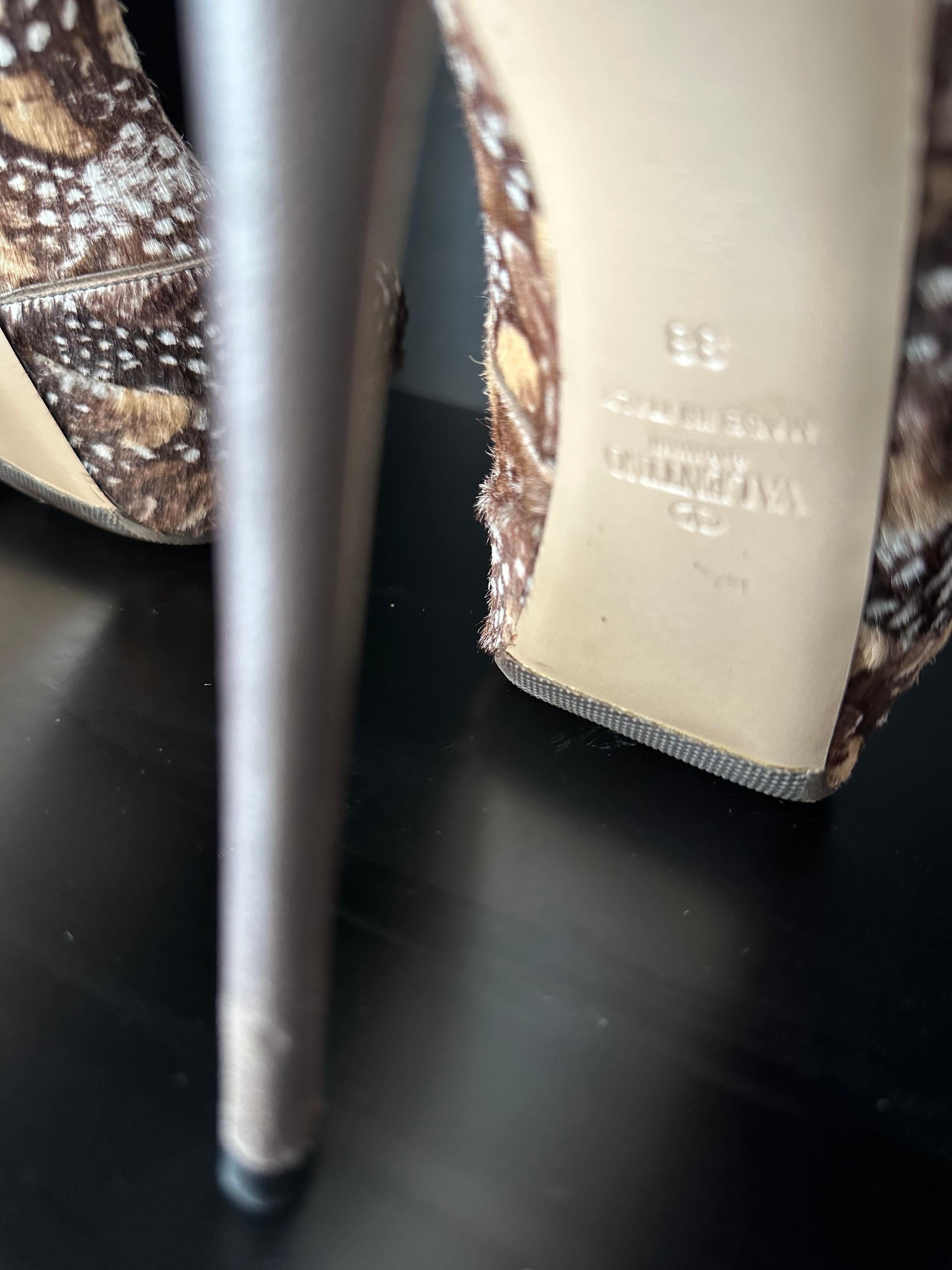 Dècolletè Valentino Garavani in cavallino con stampa animalier numero 38
Tacco a spillo alto 14cm, con gommino nuovo, plateau cm3.5 e suola interna 25cm
Condizioni generali buone, nessun segno sulla tomaia, piccola spellatura sul tacco