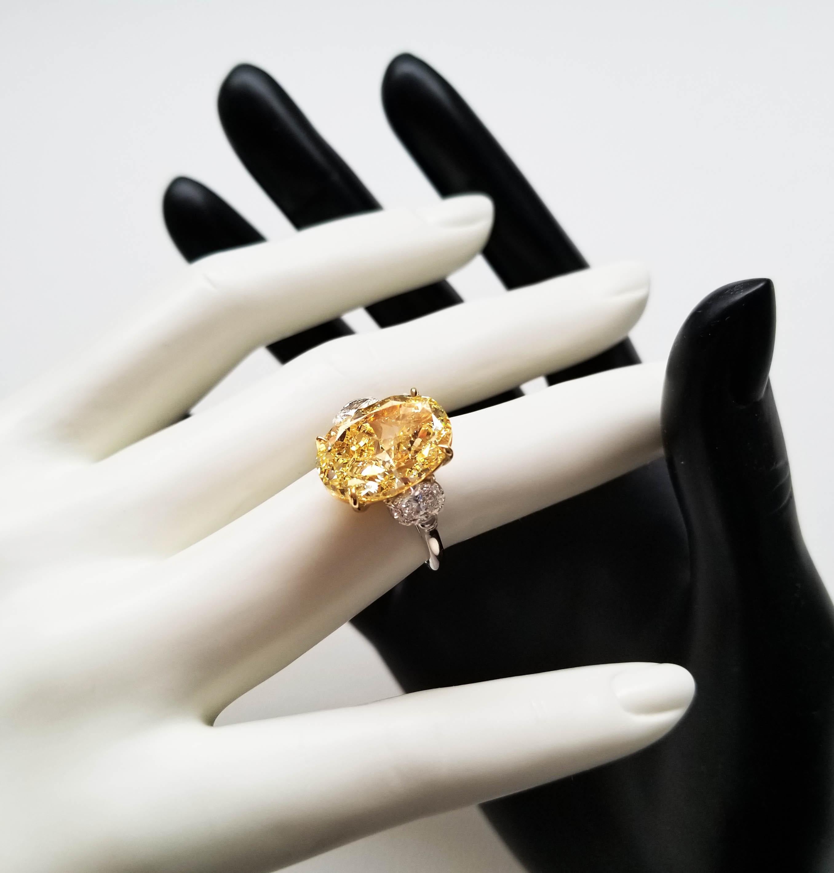 Scarselli Verlobungsring, 10 Karat ovaler intensiv gelber Fancy-Diamant (Zeitgenössisch) im Angebot