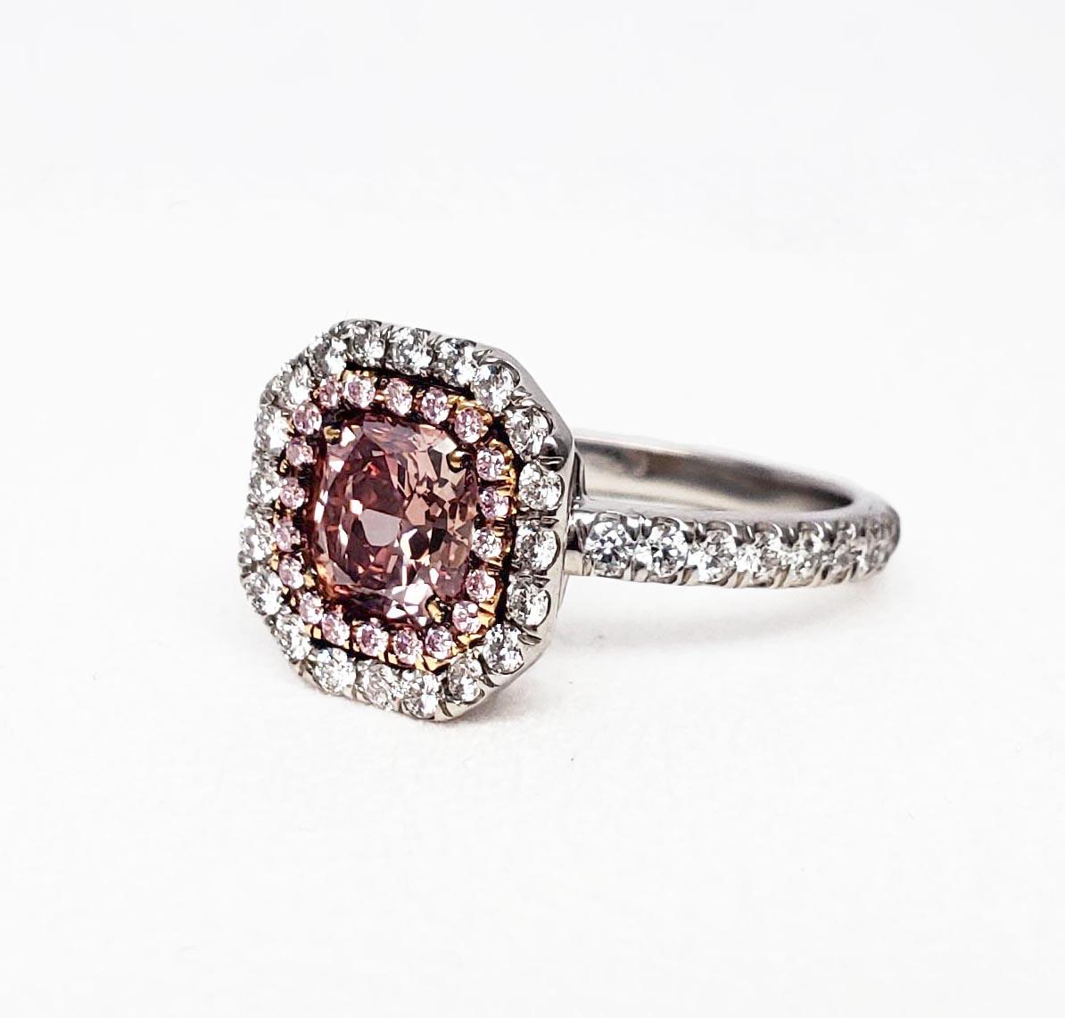 Von SCARSELLI dieser Natural Fancy Deep Pink Radiant Diamant von 1,00 Karat, gefasst in 18k Gelbgold mit einem Halo aus runden Fancy Pink Diamanten. Der Diamant in der Mitte wird von einem GIA-Gutachten begleitet (siehe Abbildung des Zertifikats für