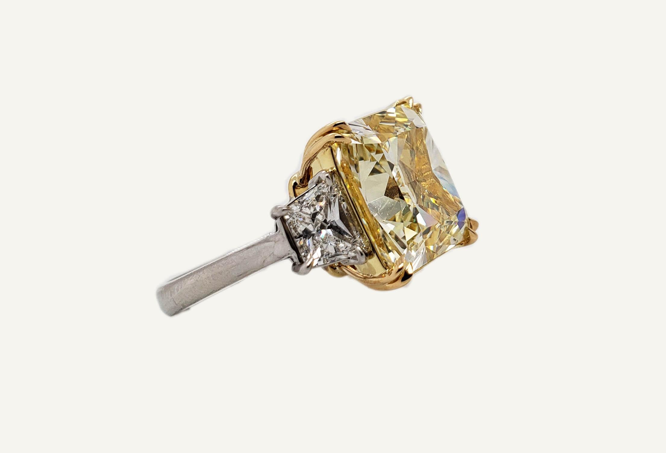 Contemporary Scarselli 11 Carat Fancy Yellow Radiant Diamond Ring in Platinum 'GIA' For Sale