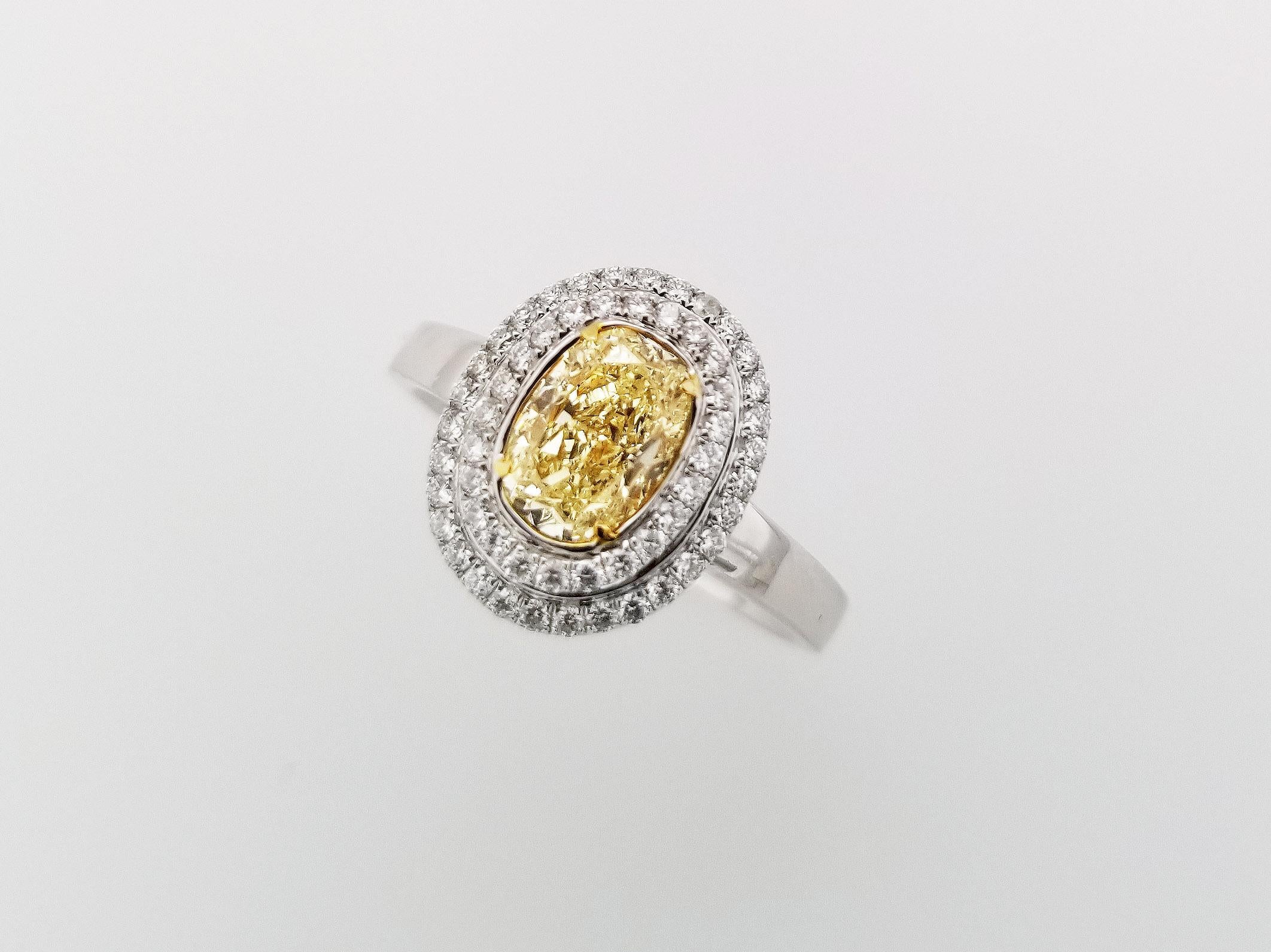 Guide des cadeaux pour la fête des mères !

Bague halo avec pierre centrale en diamant jaune clair de 1,20 carat, entourée de deux rangées de diamants blancs ronds, TCW 0,29. La pierre centrale a une pureté de SI1 et le bracelet en or blanc 18k peut