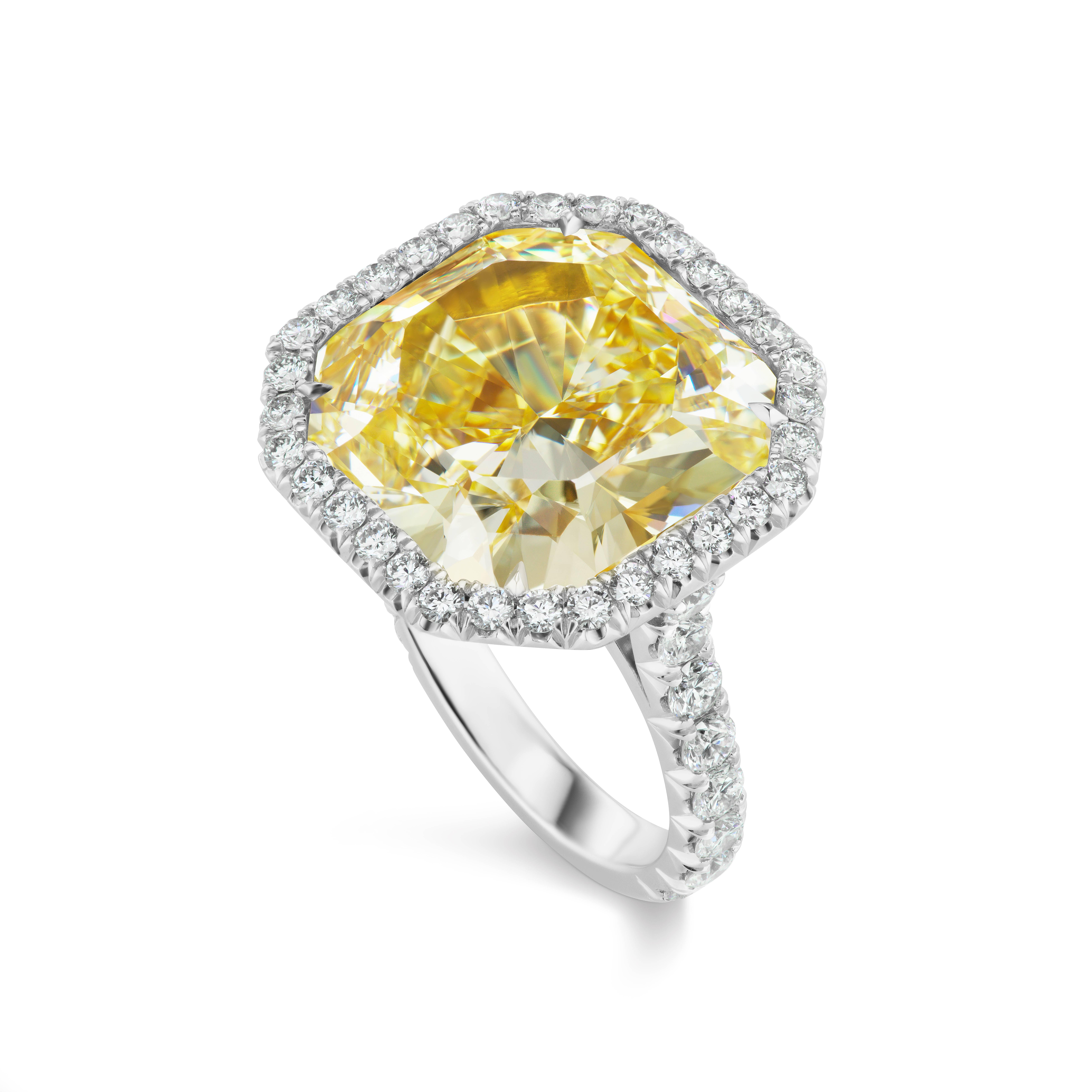 Diese schöne klassische Ring von Scarselli verfügt über eine 15,03 Karat Fancy Intense Yellow  Diamant im Radiant-Schliff mit GIA-Zertifikat.  Der zentrale Diamant ist von 48 runden weißen Brillanten von insgesamt 1,66 Karat umgeben. Die Fassung ist