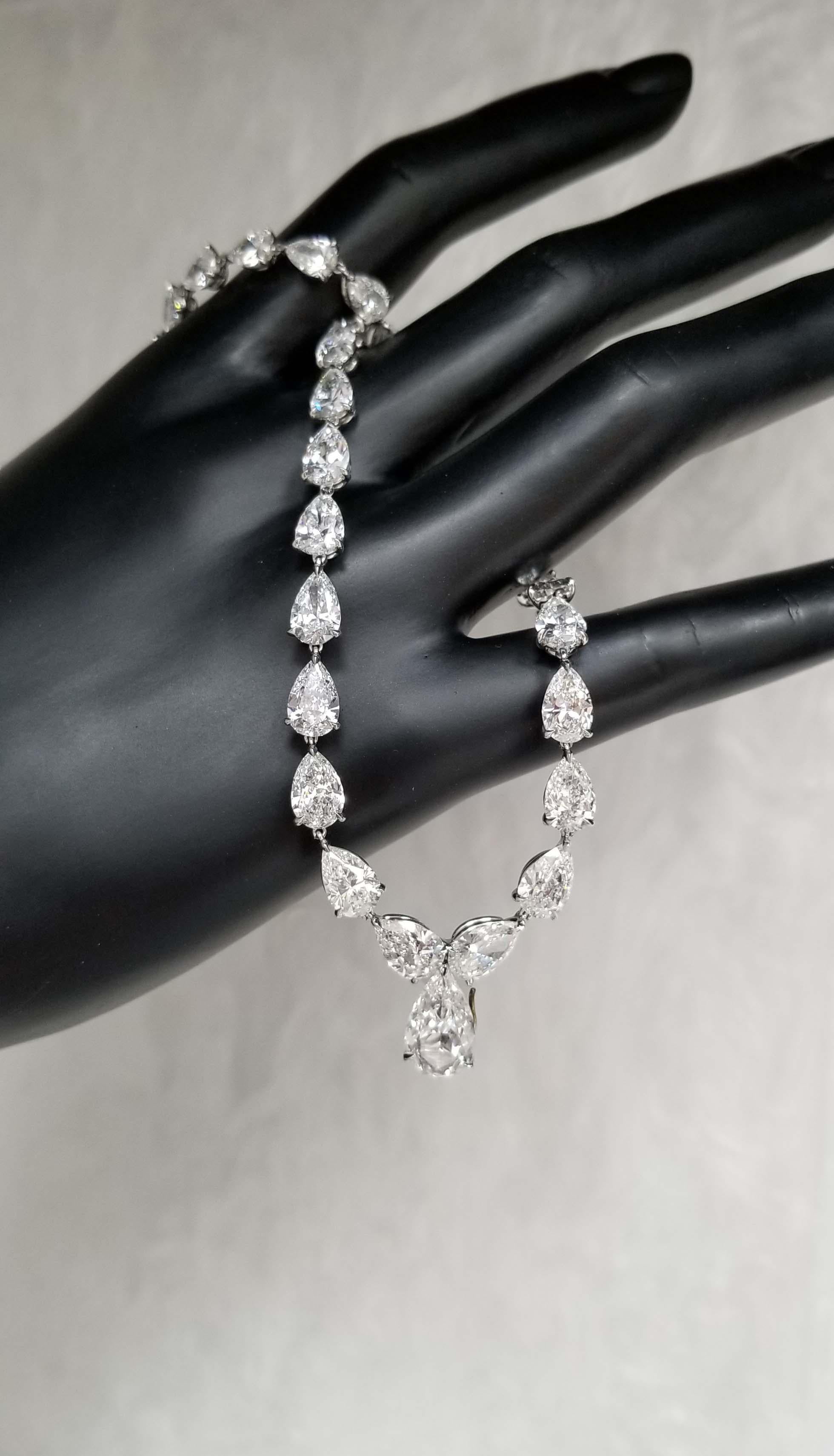 Scarselli présente ce ravissant collier tennis en diamant taille poire de 31,27 carats en platine. Chaque diamant est certifié par le GIA. Au total, 45 diamants taille poire de 0,35ct à 2,08ct le plus gros, de couleur D-E-F (un diamant est classé G)