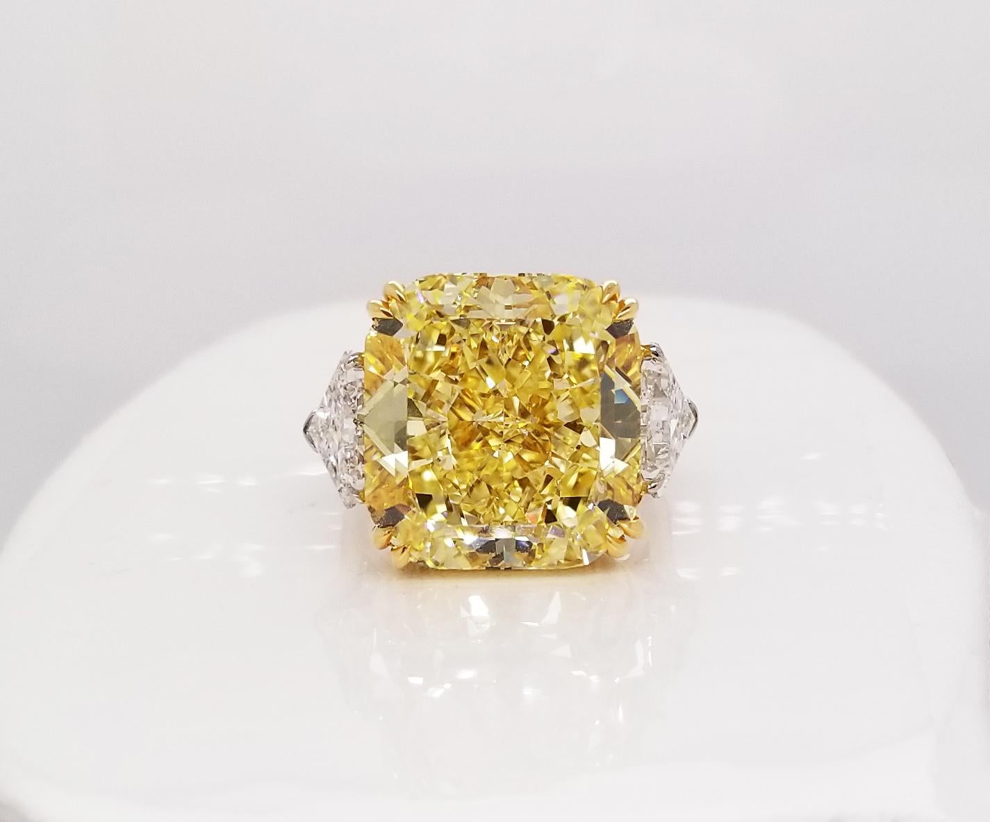 Scarselli 22 Karat exklusiver, tiefgelber Diamant GIA in einem Platinring (Zeitgenössisch) im Angebot