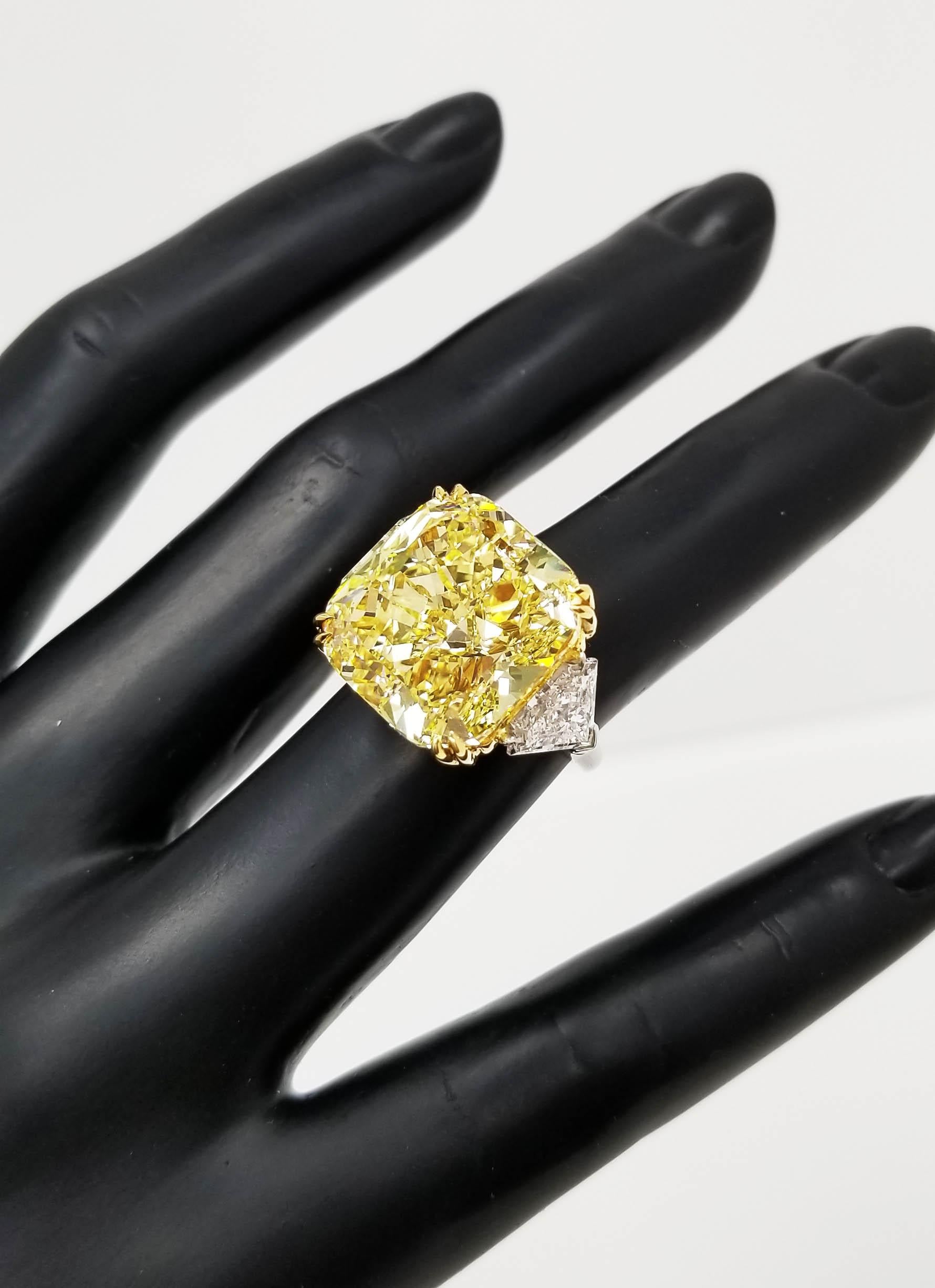 Scarselli 22 Karat exklusiver, tiefgelber Diamant GIA in einem Platinring (Radiantschliff) im Angebot