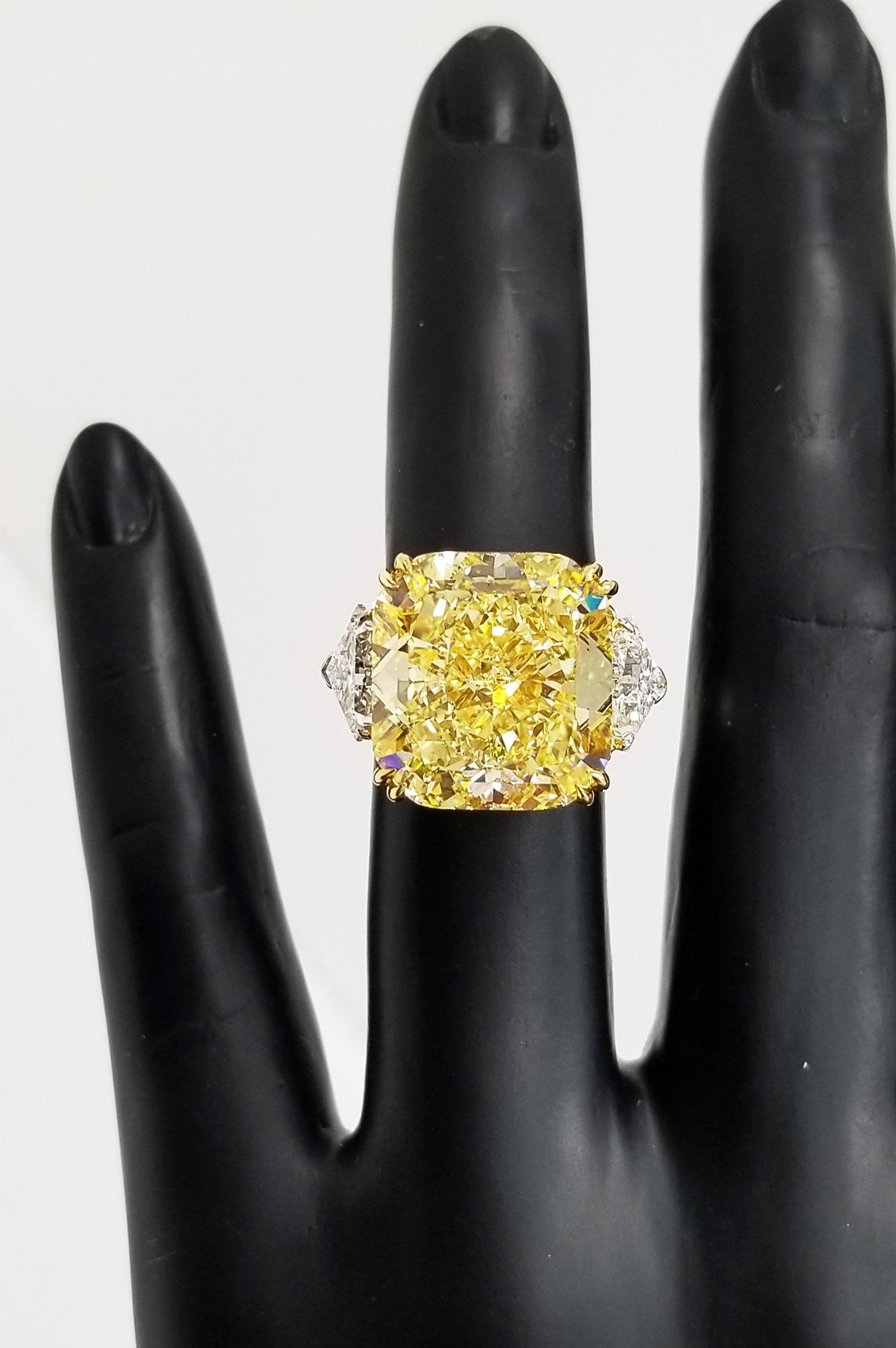 Scarselli 22 Karat exklusiver, tiefgelber Diamant GIA in einem Platinring im Zustand „Neu“ im Angebot in New York, NY