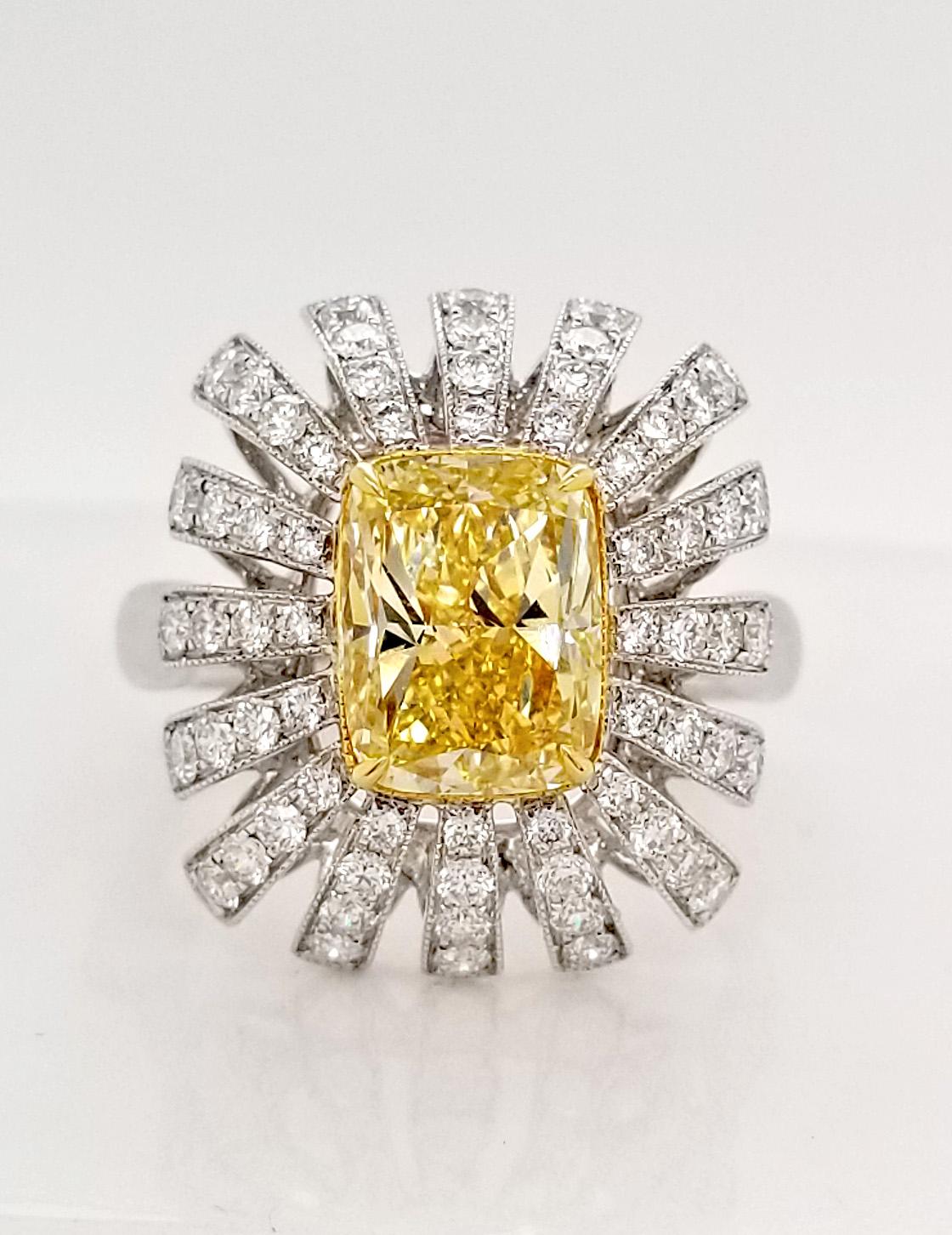 GIA-zertifiziert 2,34 ct. Fantasievoller gelber Verlobungs- oder Cocktailring mit Kissenschliff von Scarselli. Einzigartiger 2,34-karätiger Ring mit einem GIA-zertifizierten Fancy Intense Yellow Diamond VS2 auf einem 18-karätigen Weißgoldband. Die