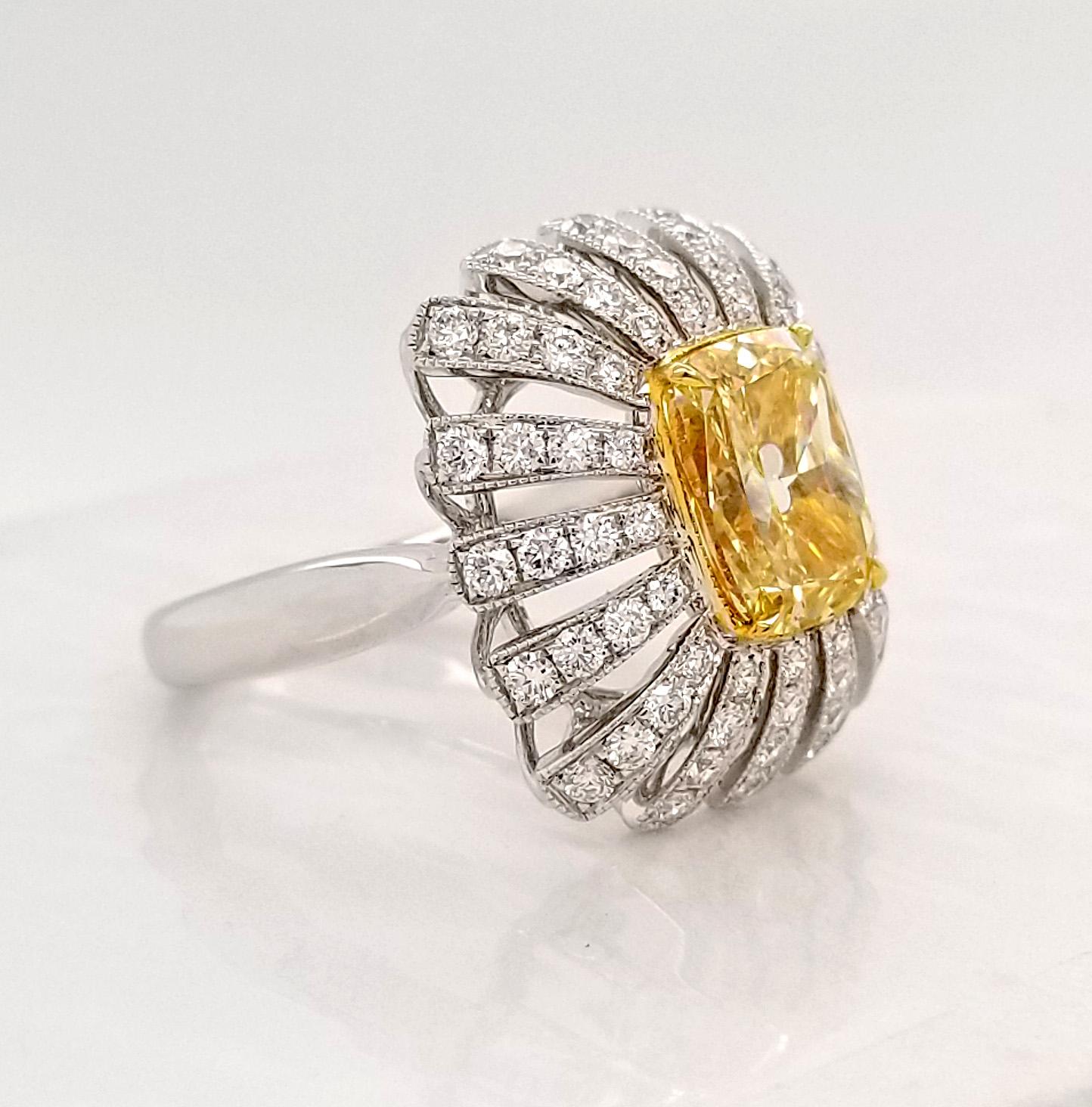 Scarselli 2,34 Karat Fancy Intense Yellow Cushion Diamant GIA Verlobungsring  (Zeitgenössisch) im Angebot