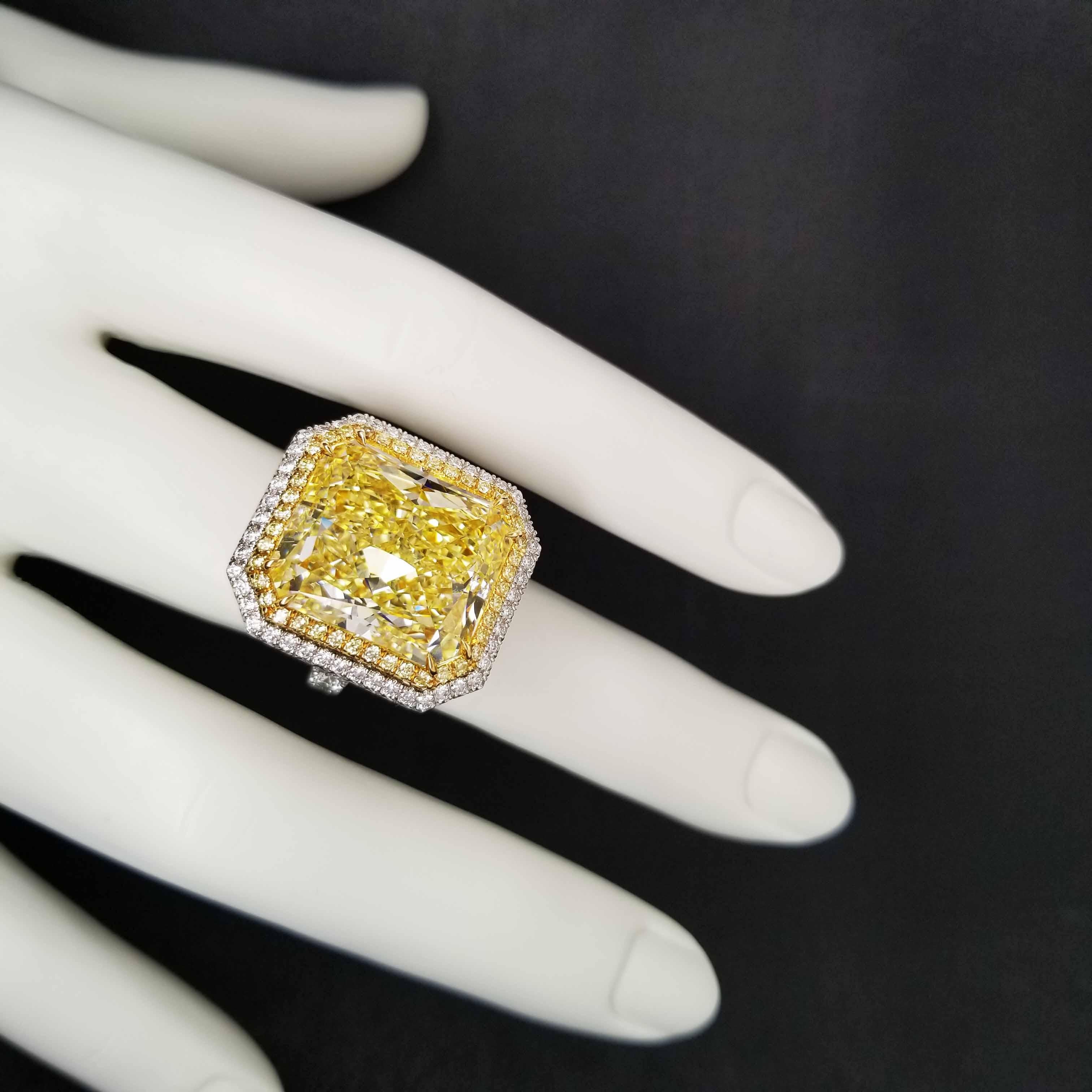 Contemporain SCARSELLI Bague en platine avec diamant jaune fantaisie de 24 carats certifié GIA en vente