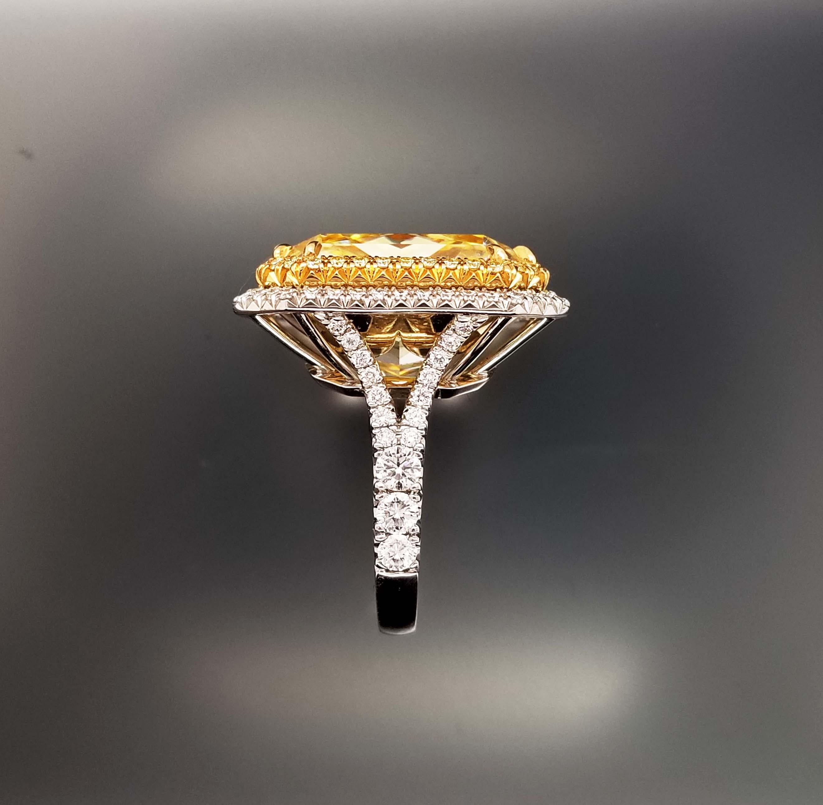 Taille radiant SCARSELLI Bague en platine avec diamant jaune fantaisie de 24 carats certifié GIA en vente