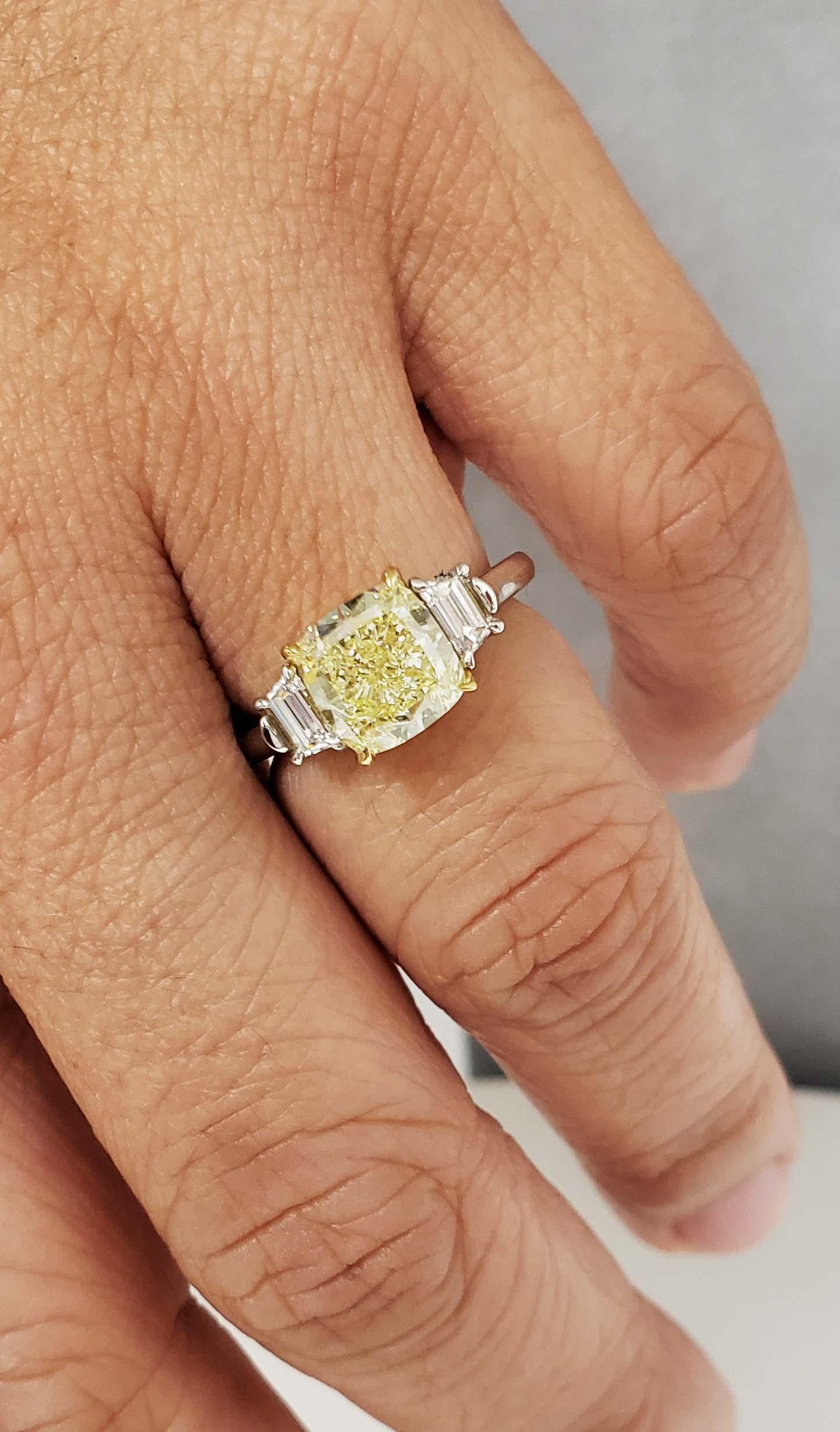 Scarselli Verlobungsring aus Platin mit GIA 3 Karat VVS2 gelbem Fancy-Diamant  im Zustand „Neu“ im Angebot in New York, NY