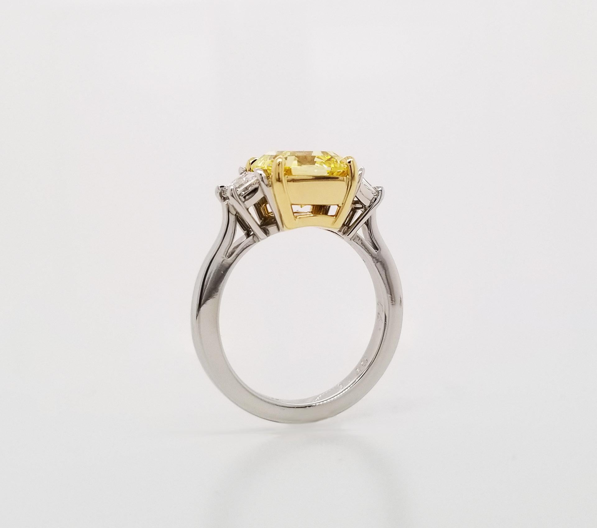 Scarselli 3 Karat Fancy Vivid Gelber Diamantring mit Smaragdschliff Damen im Angebot