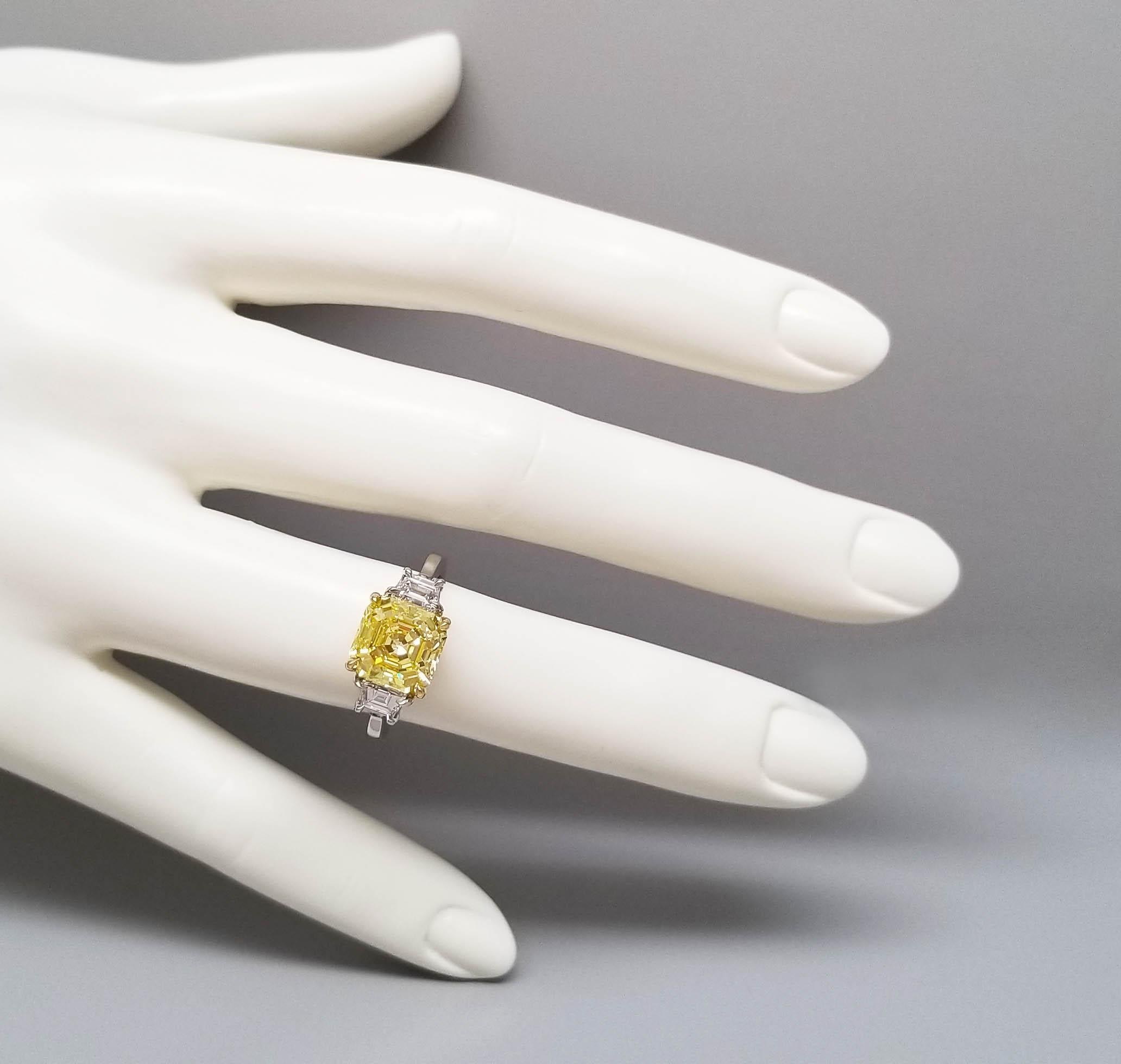 Scarselli 3 Carat Fancy Vivid Yellow Emerald Cut Diamond Ring In New Condition For Sale In New York, NY