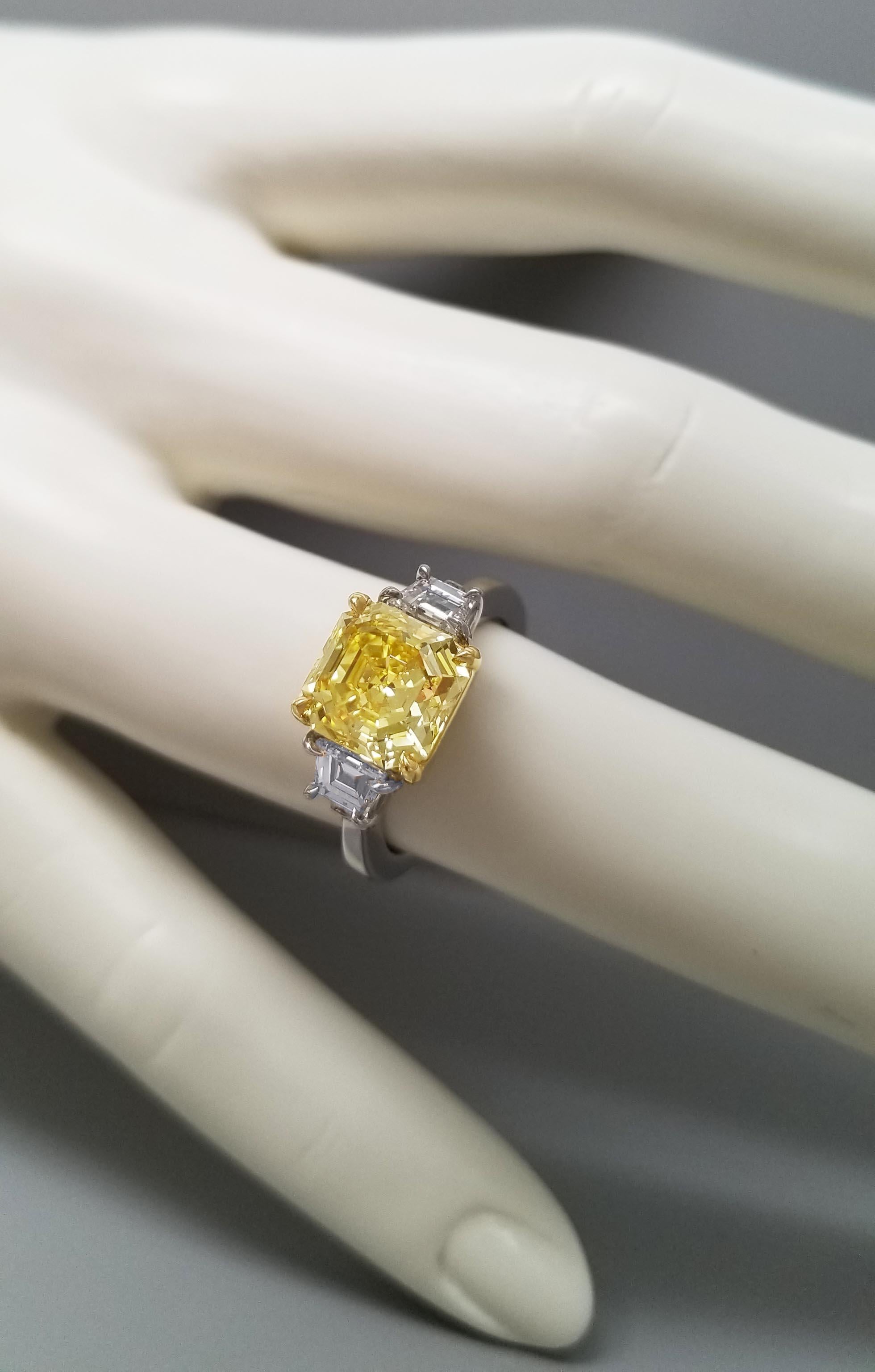Scarselli 3 Karat Fancy Vivid Gelber Diamantring mit Smaragdschliff im Angebot 3