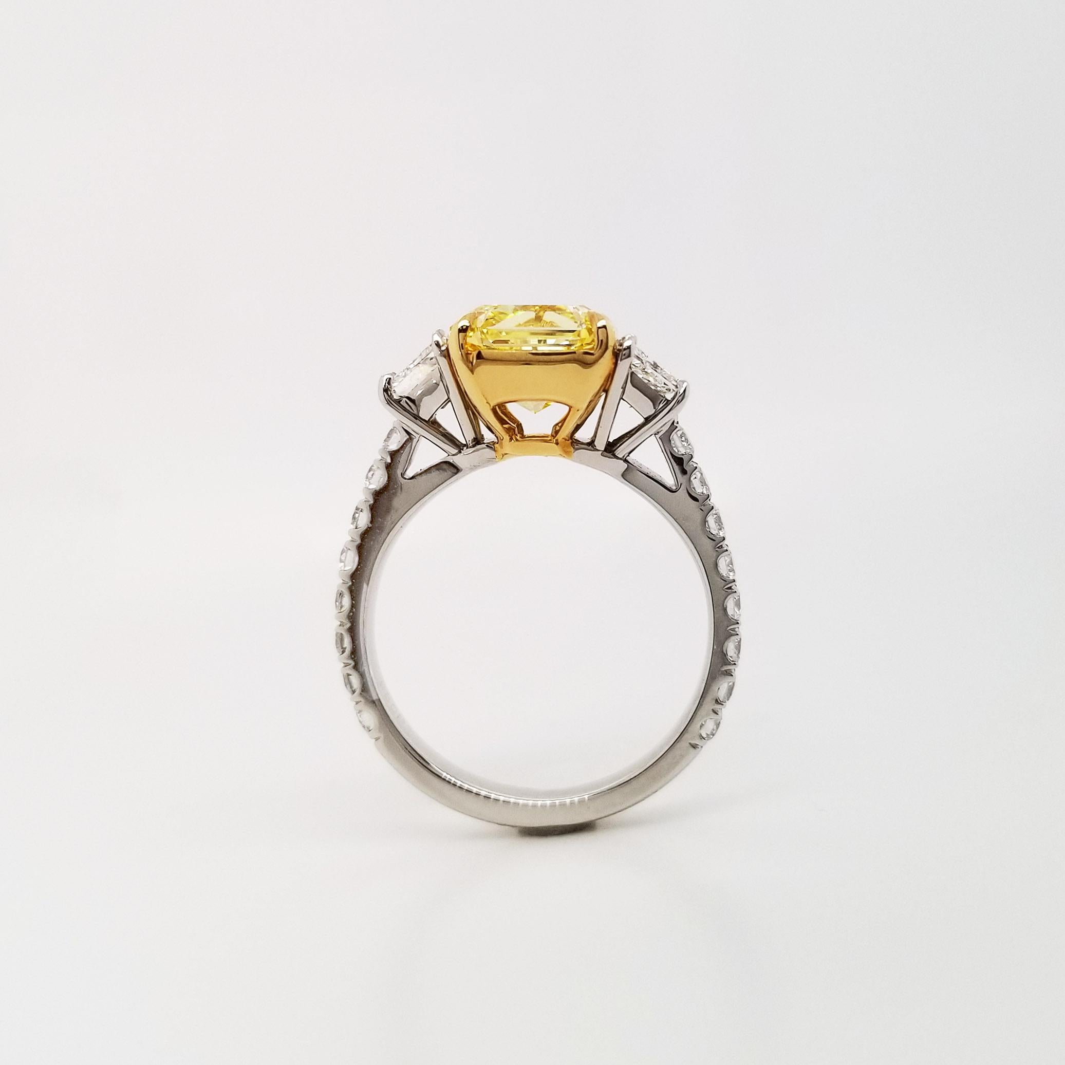 Scarselli Verlobungsring aus Platin mit 3 Karat VIVID Gelbem Diamanten im Strahlenschliff  (Zeitgenössisch) im Angebot