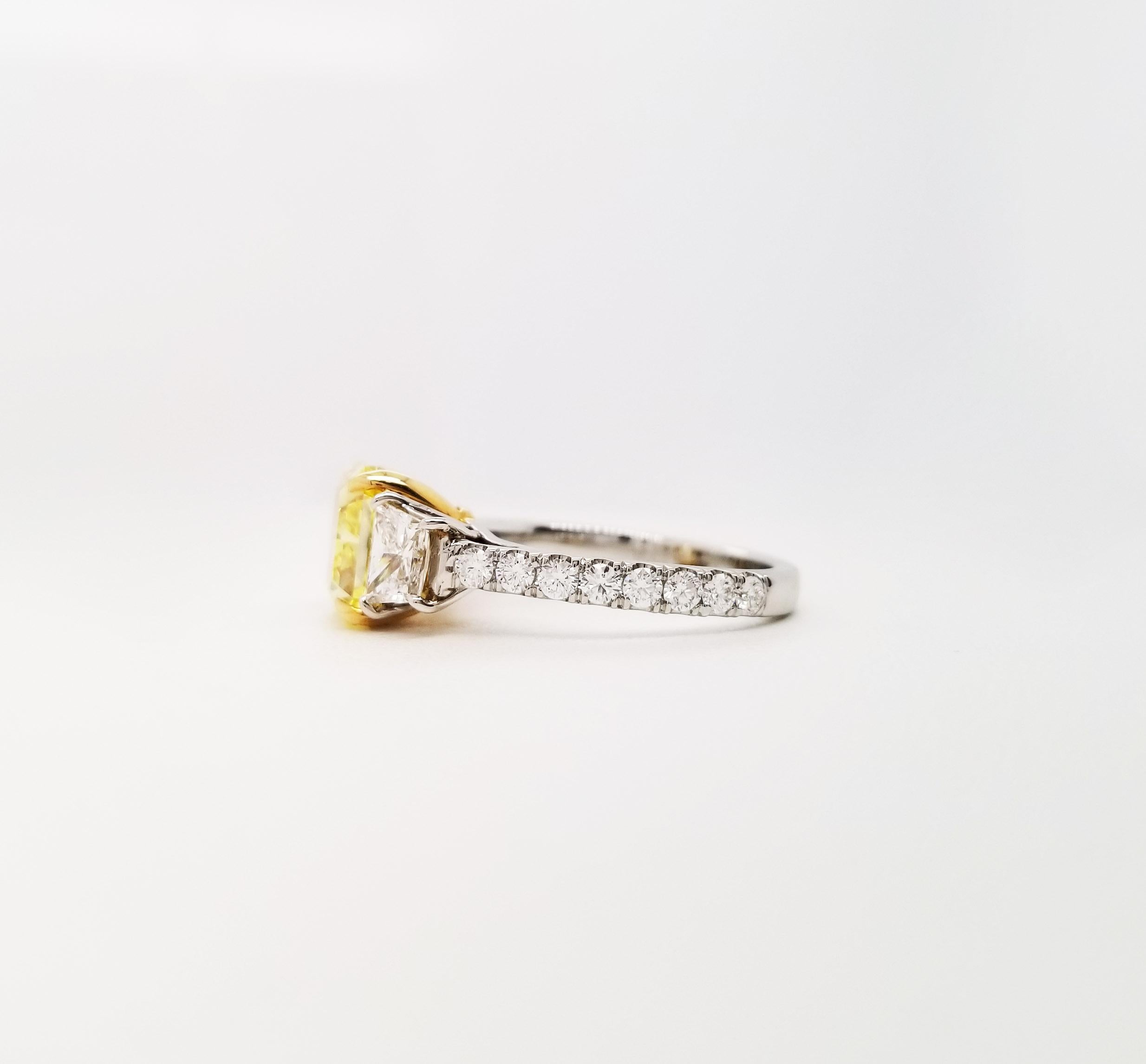 Scarselli Verlobungsring aus Platin mit 3 Karat VIVID Gelbem Diamanten im Strahlenschliff  (Radiantschliff) im Angebot