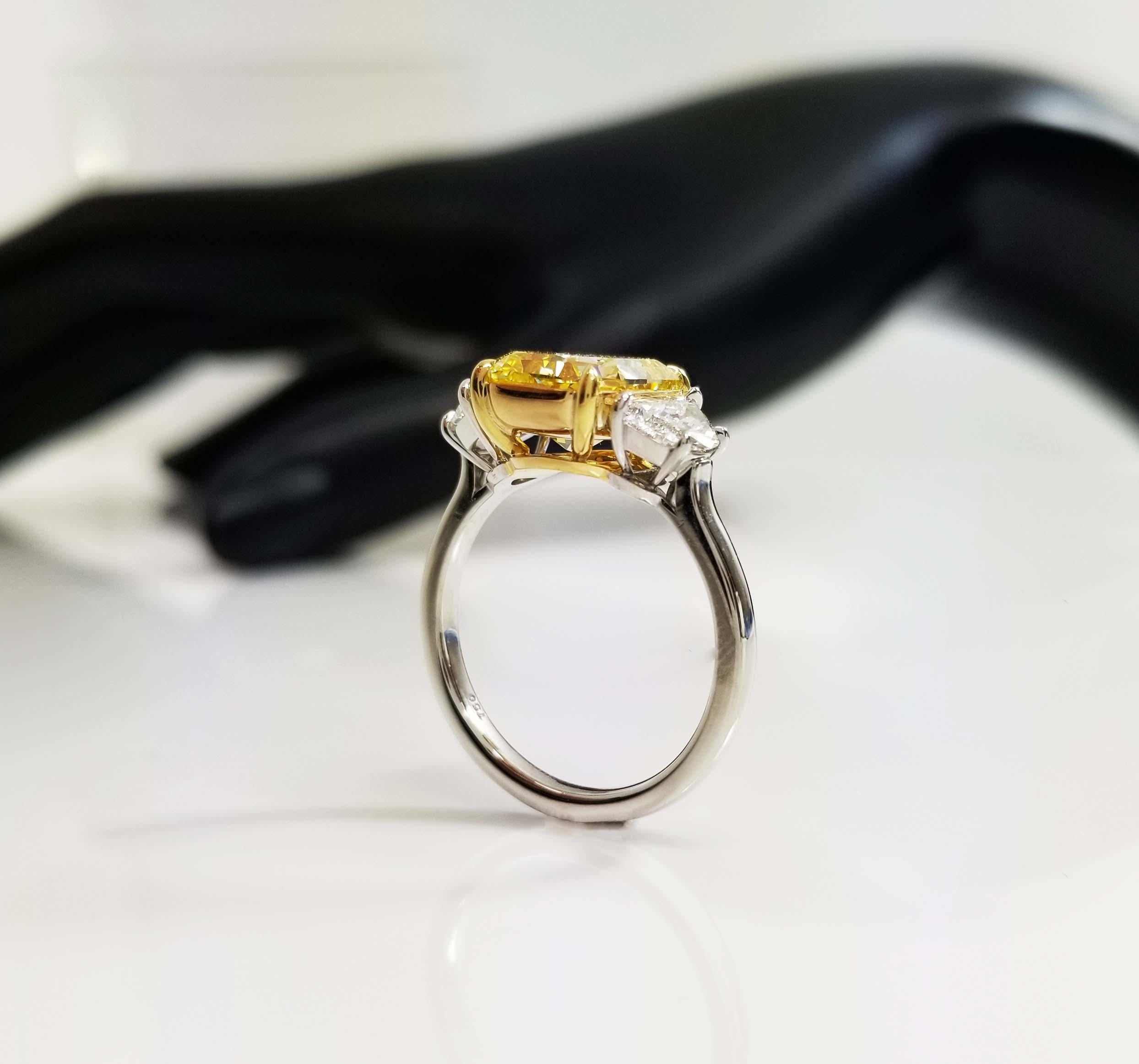 Scarselli 3 Plus Fancy Vivid Gelb Natürlicher Diamant Verlobungsring aus Platin GIA (Radiantschliff) im Angebot