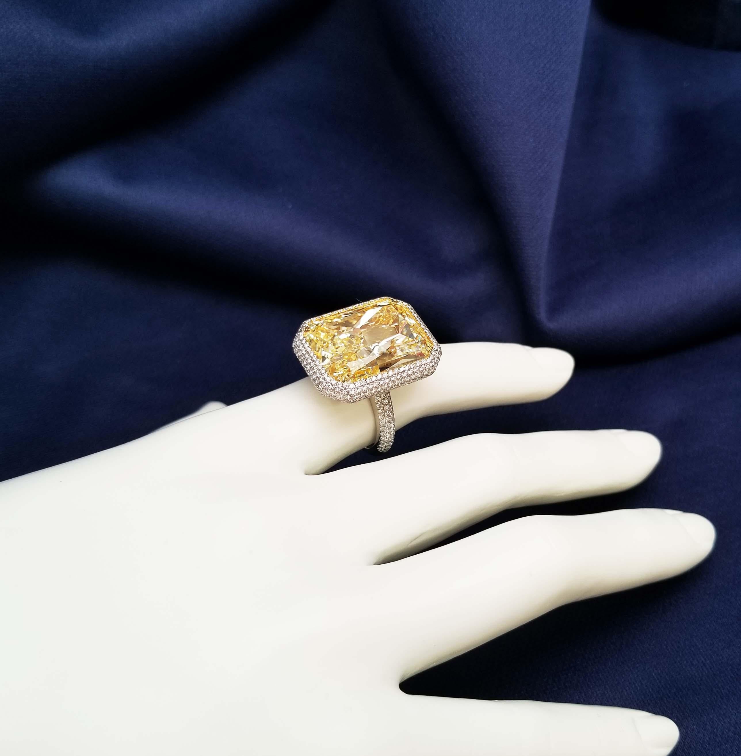 Scarselli 31 Carat Natural Fancy Yellow Diamond Ring VS1 Clarity in Platinum GIA For Sale 2