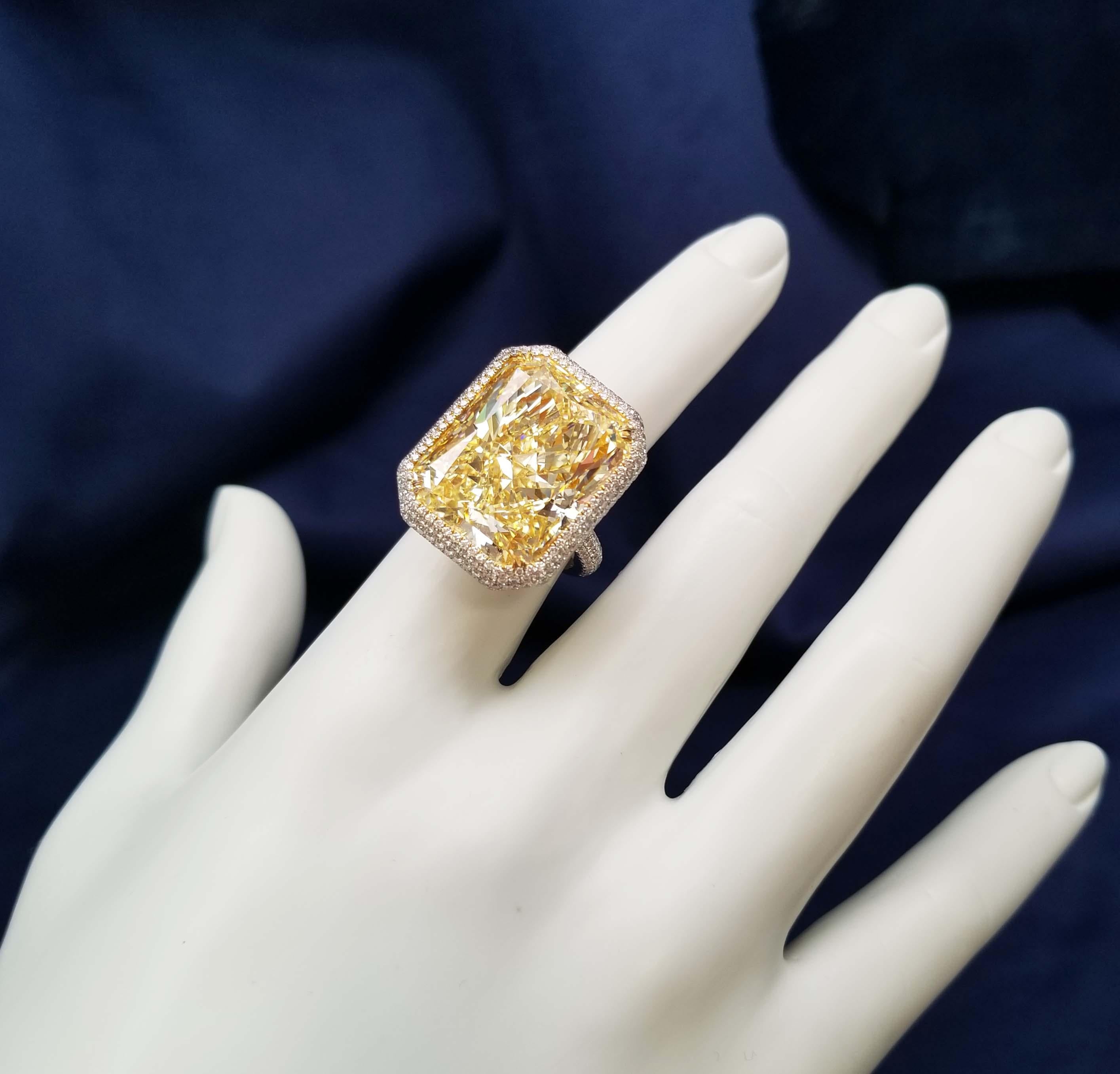 Scarselli 31 Carat Natural Fancy Yellow Diamond Ring VS1 Clarity in Platinum GIA For Sale 3