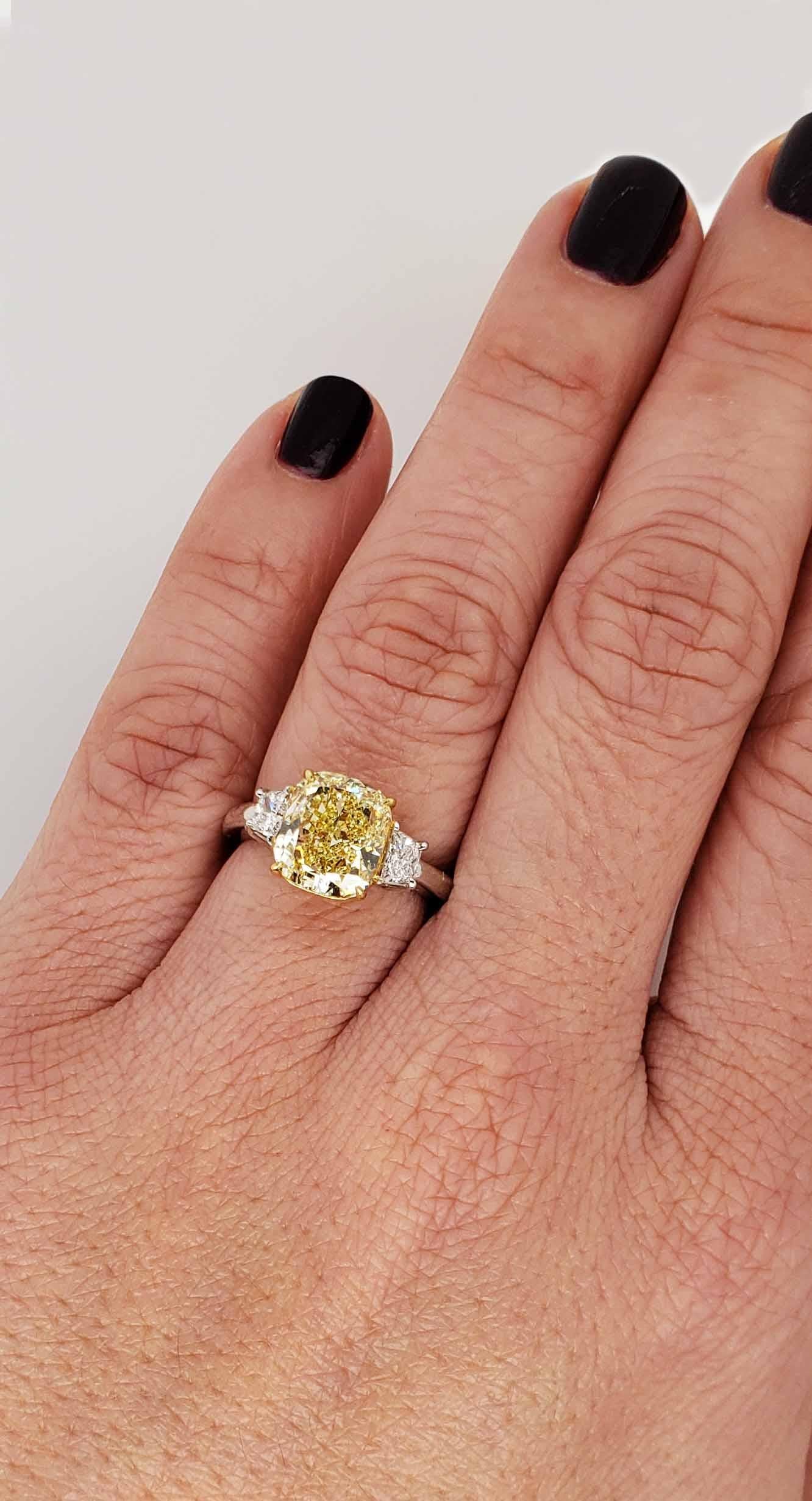 Women's Scarselli 3.80 carat Fancy Intense Yellow Cushion Cut Diamond Engagement Ring 