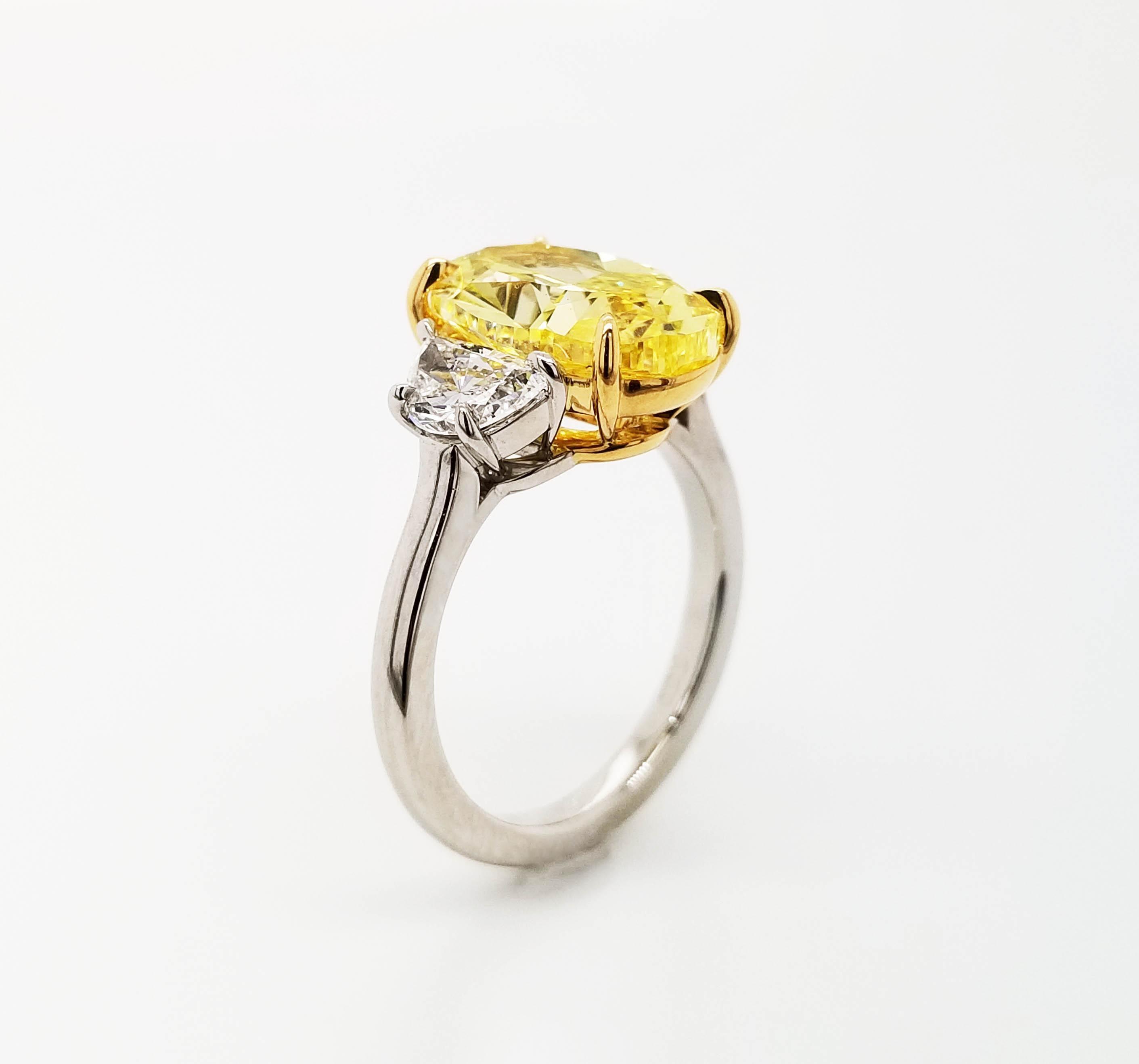 Scarselli 4+ Karat Ausgefallener ovaler Fancy Vivid Yellow Oval Diamantring (Zeitgenössisch) im Angebot