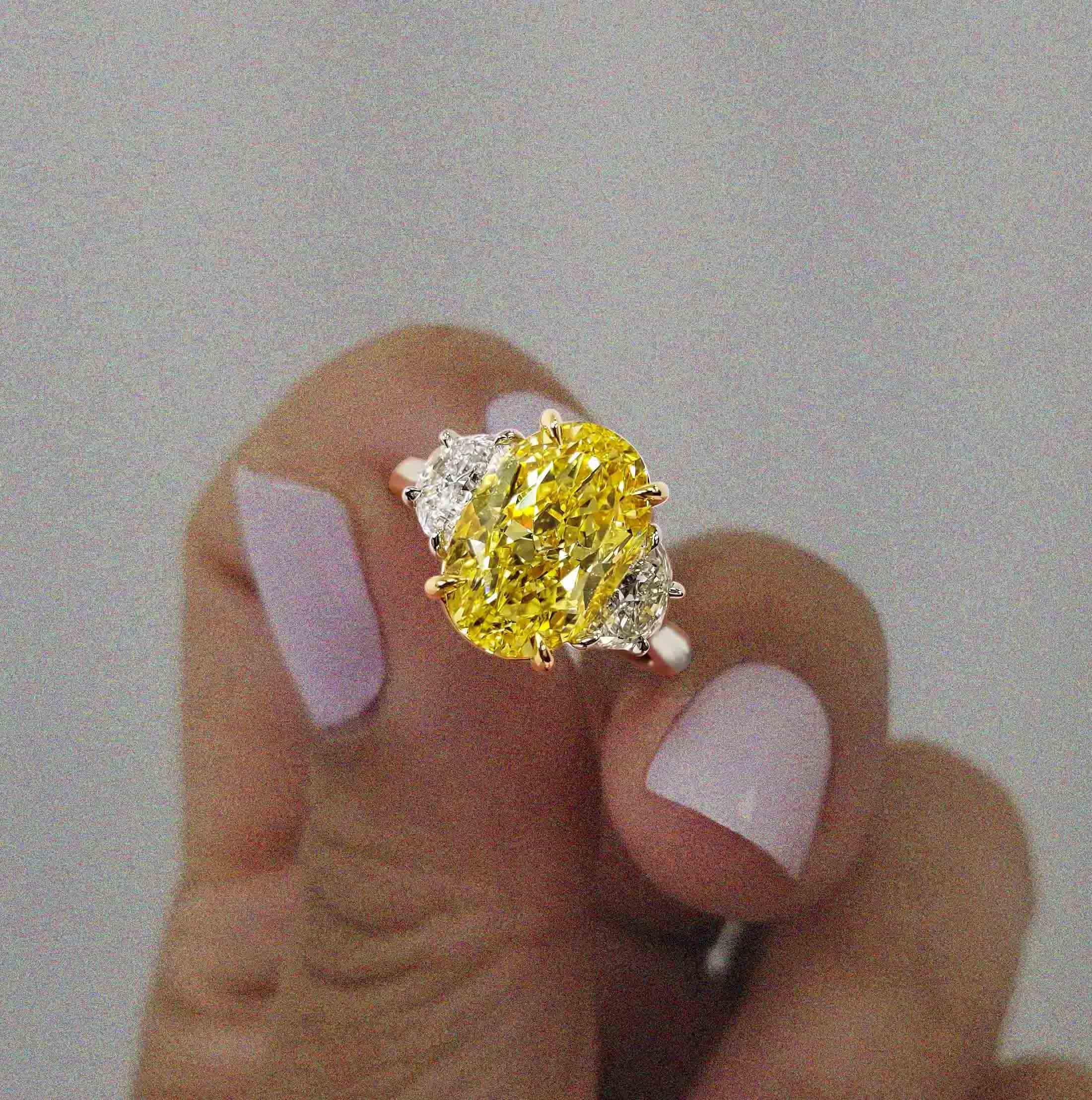 Scarselli 4+ Karat Ausgefallener ovaler Fancy Vivid Yellow Oval Diamantring (Radiantschliff) im Angebot