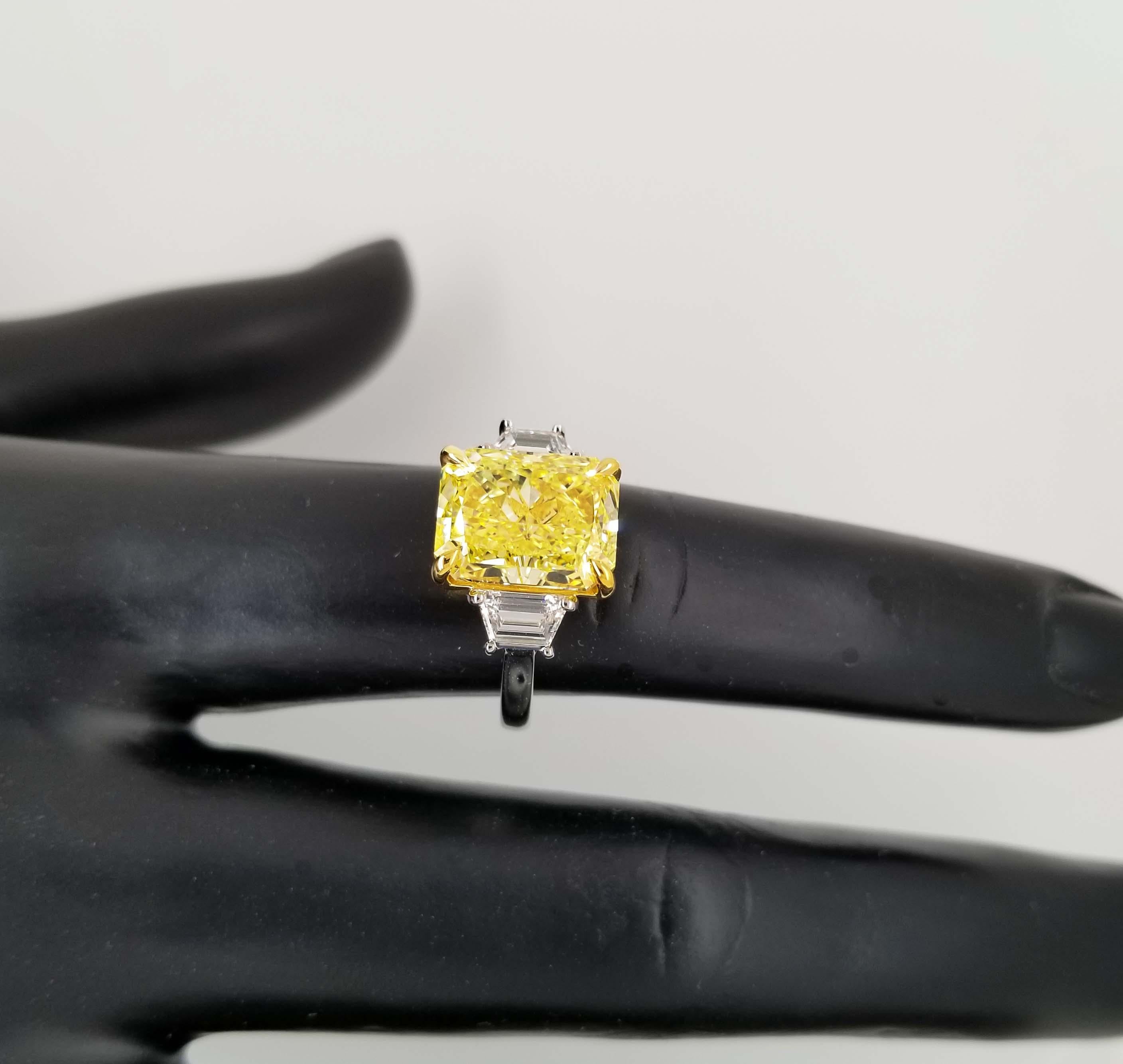 Contemporary Scarselli 5 Carat Fancy Intense Yellow Diamond Engagement Ring in Platinum