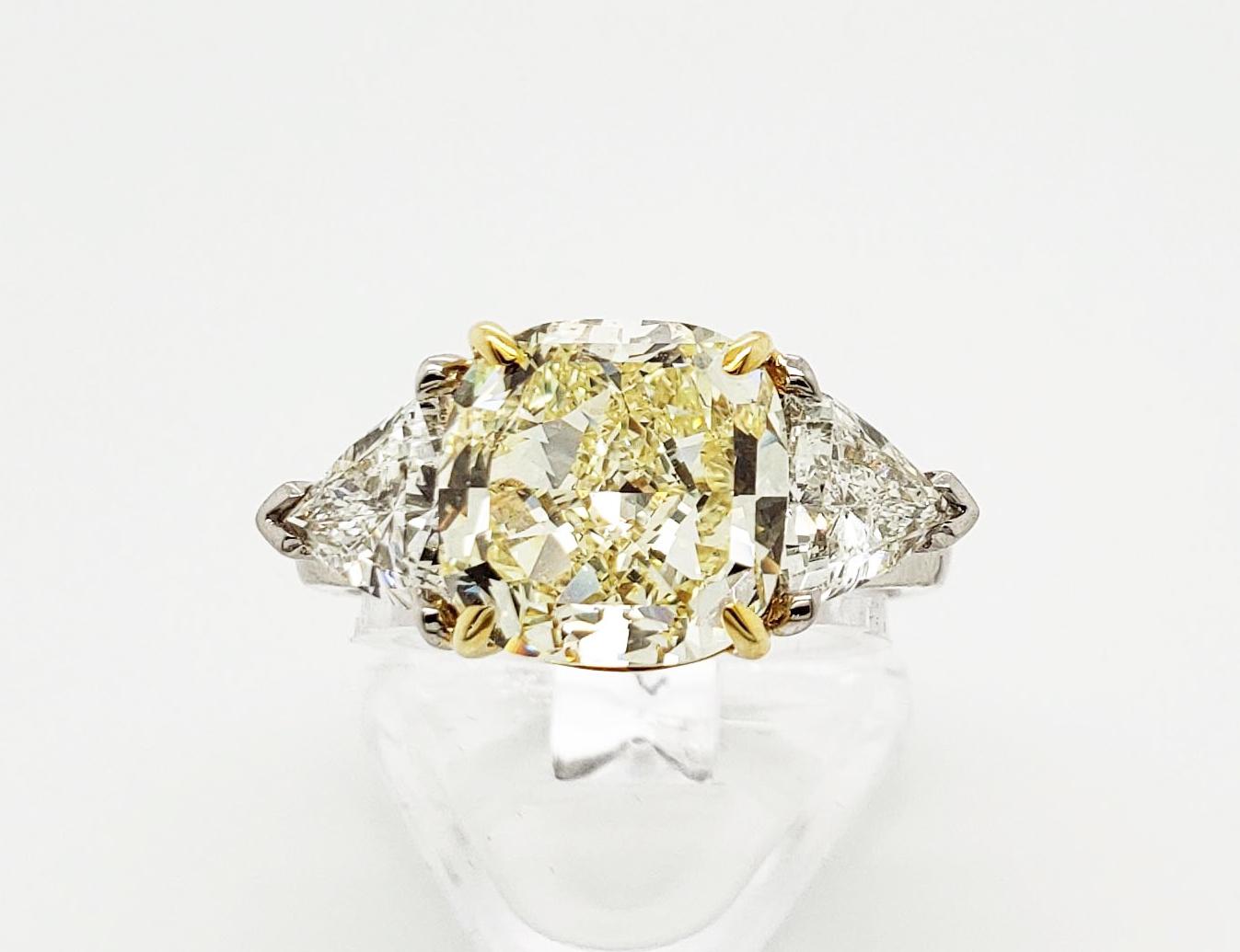 Scarselli 5 Carat Fancy Yellow Cushion Cut 'VS2' Diamond Ring in Platinum GIA In New Condition In New York, NY