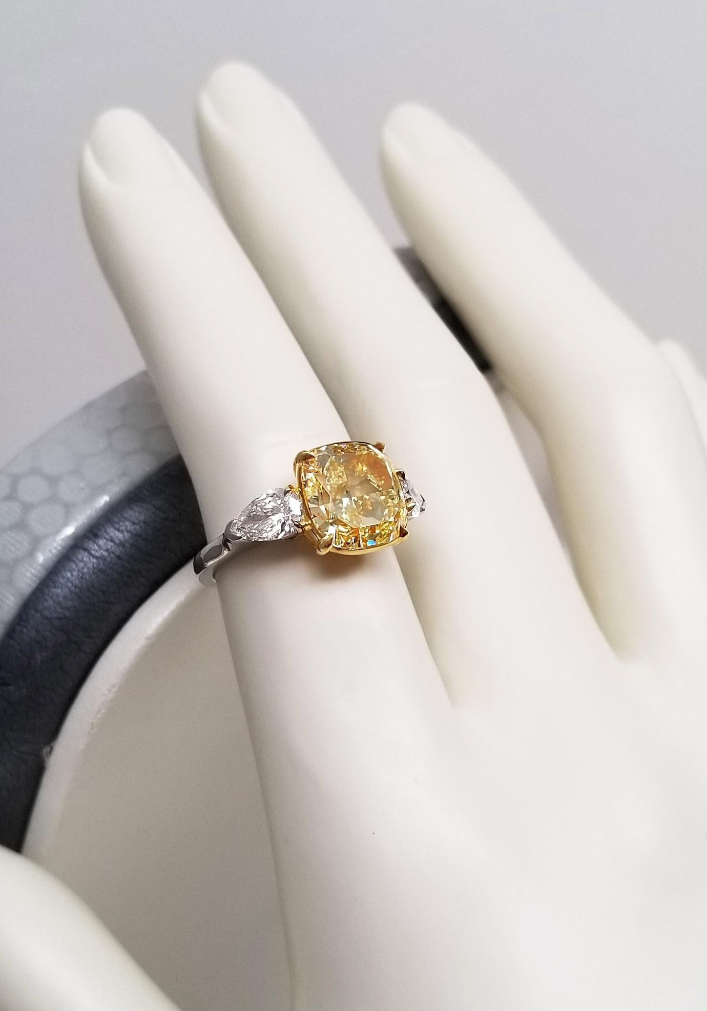 Scarselli Verlobungsring mit 5 Karat gelbem Fancy-Diamant (Kissenschliff) im Angebot