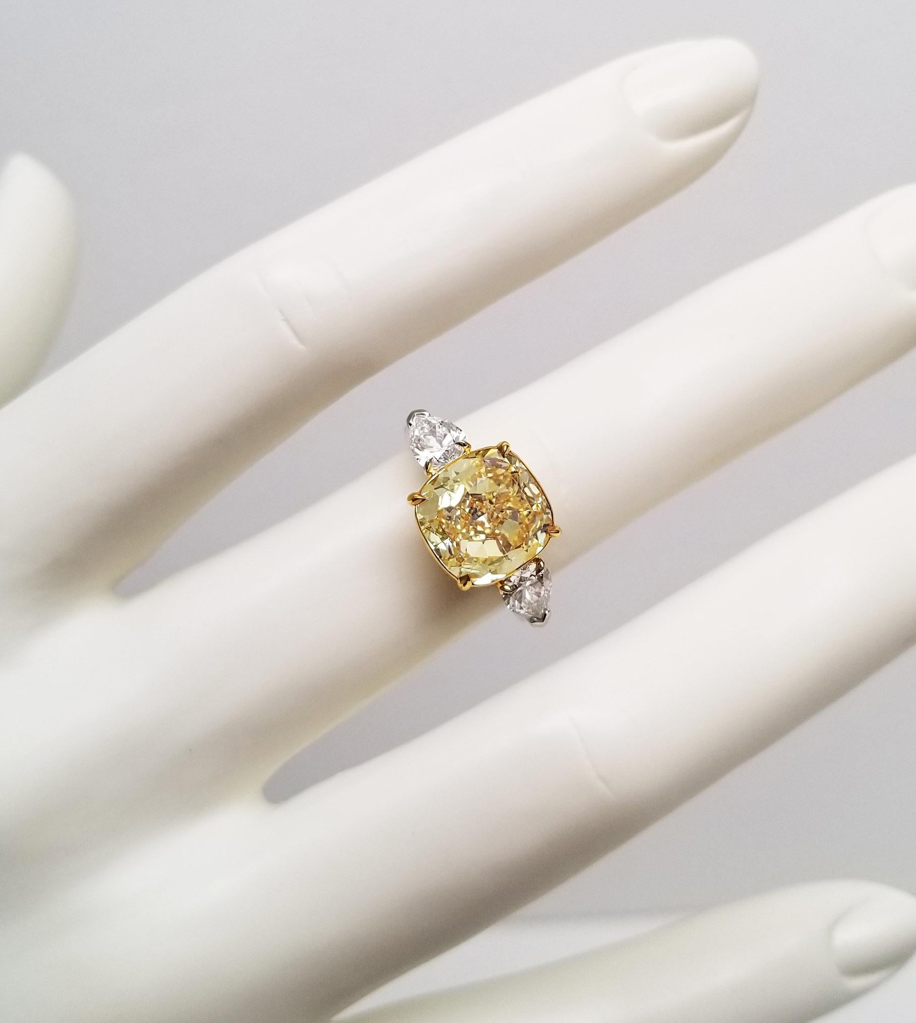 Contemporary Scarselli 5 Carat Fancy Yellow Diamond Engagement Ring For Sale