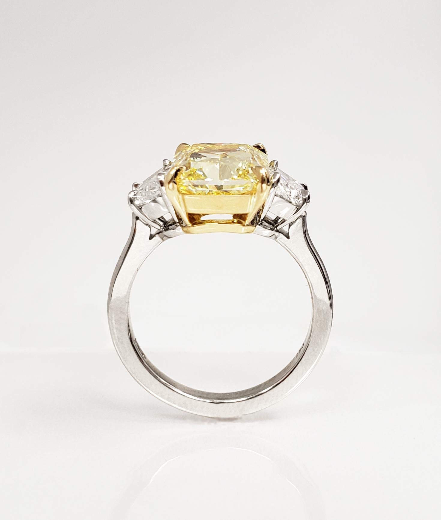 Scarselli 5 Karat Fancy Intense Yellow Diamond Ring in Platin GIA zertifiziert (Radiantschliff)