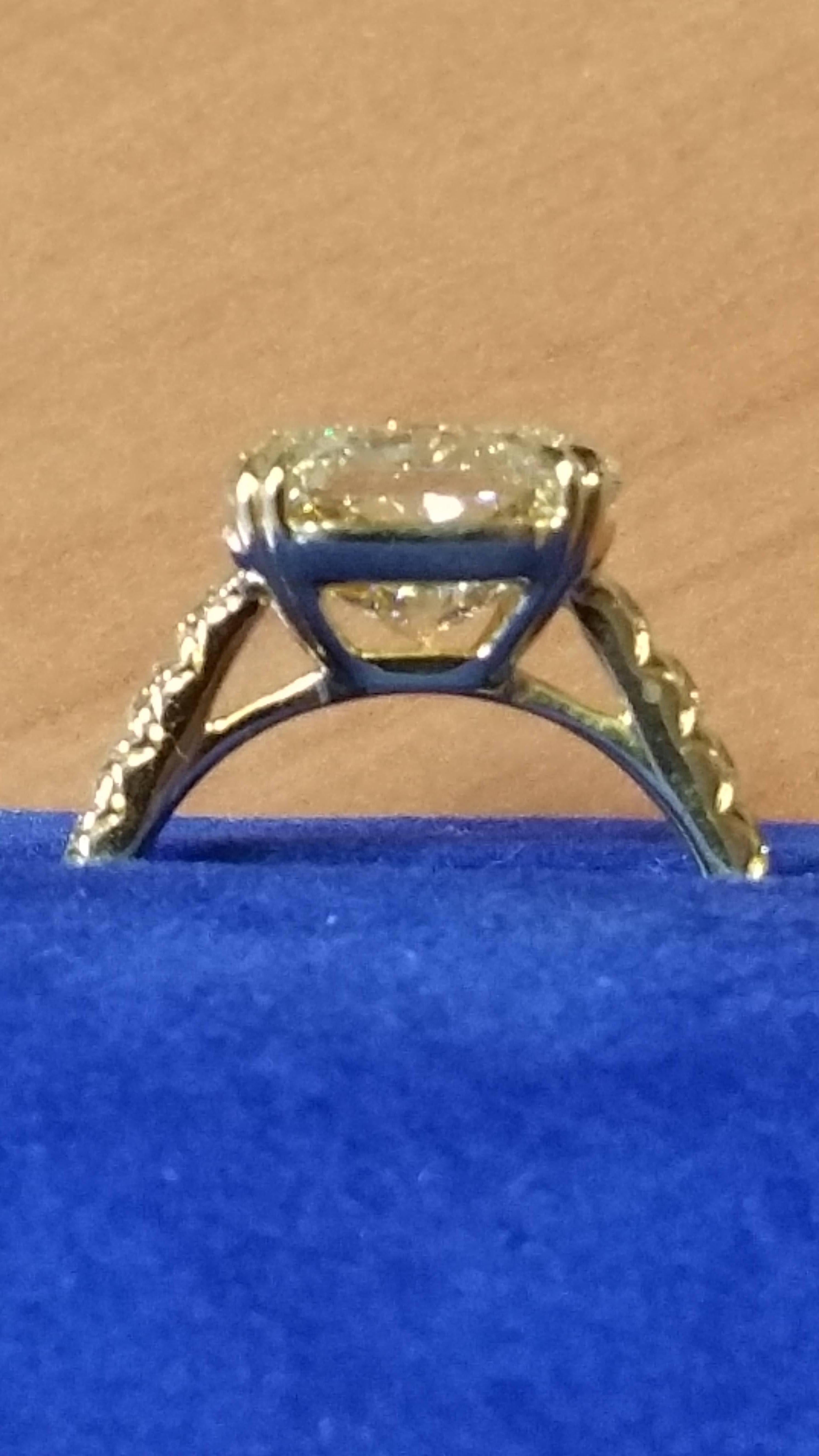 Women's Scarselli 5.69 carat Light Yellow Radiant Cut Diamond Ring GIA Certified