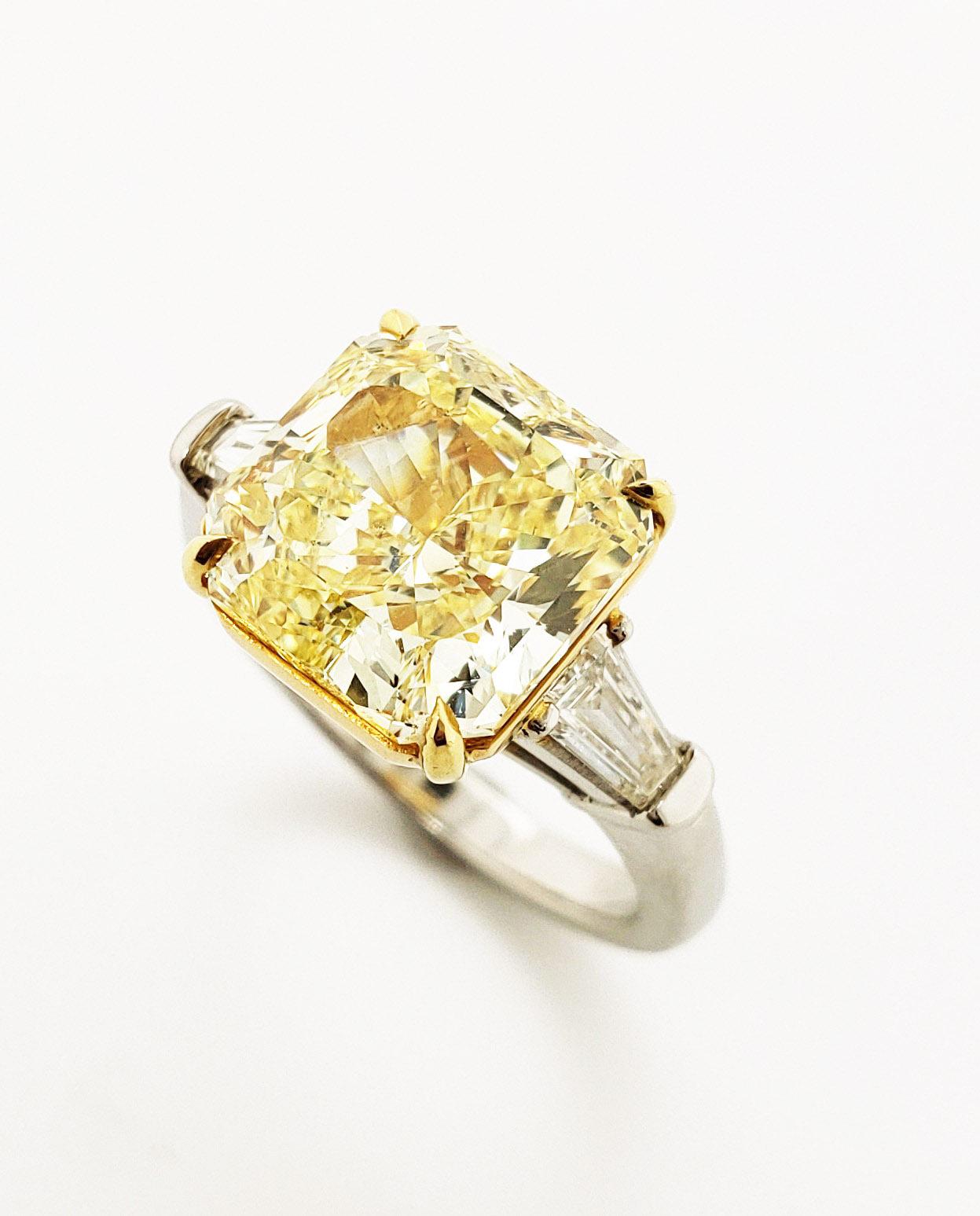 Contemporary Scarselli 6 Carat Fancy Intense Yellow Radiant Diamond Ring in Platinum VS1 GIA For Sale