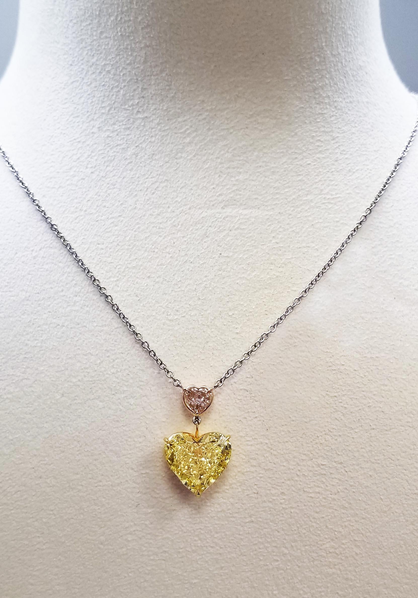 SCARSELLI présente ce diamant en forme de cœur de 6,42 carats de couleur Fancy Vivid Yellow et un diamant en forme de cœur de 0,51 carat de couleur rose pâle I2 montés sur un collier en chaîne en platine et en or blanc 18 carats (voir la photo du