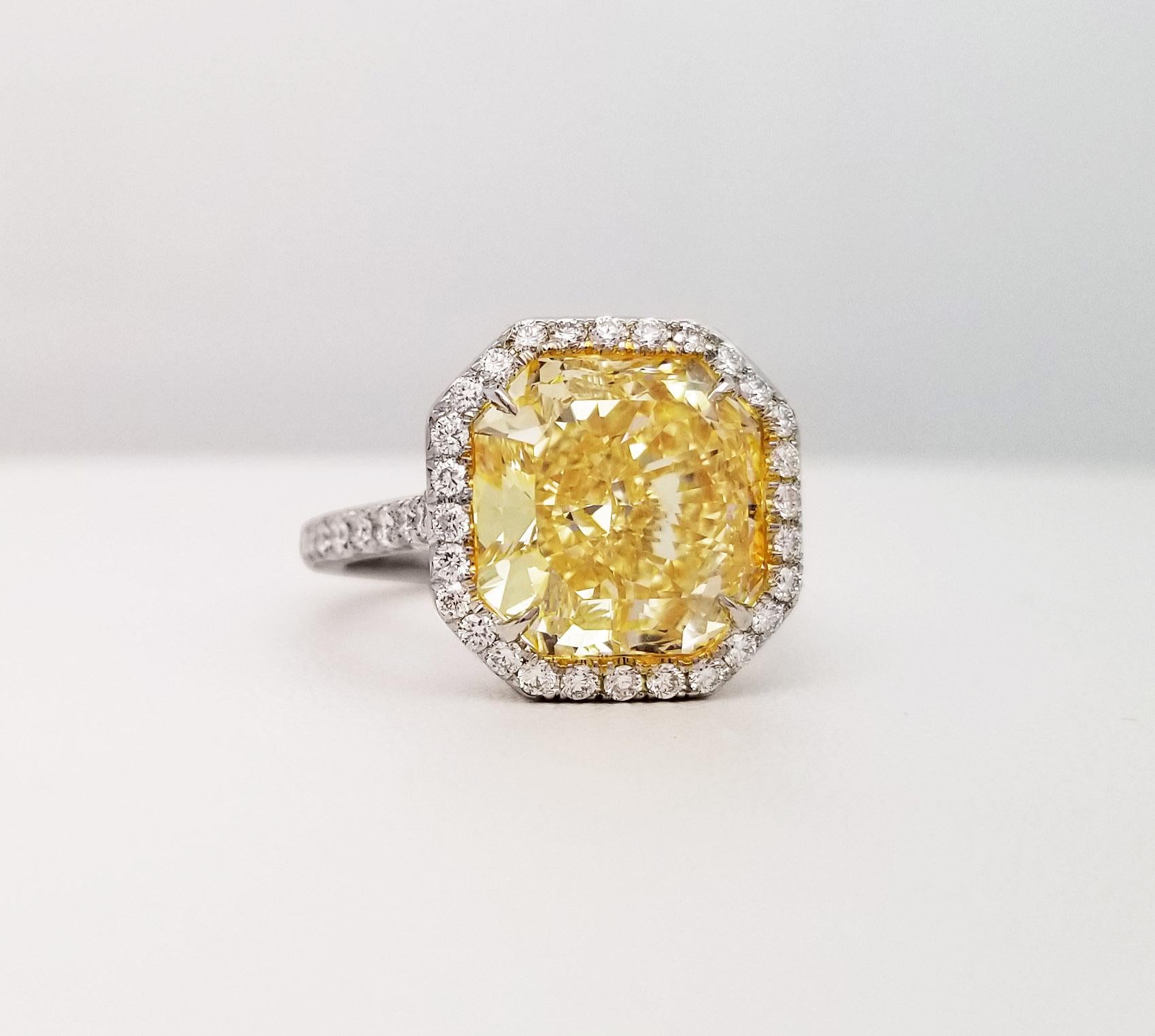 From SCARSELLI, this spectacular 6 carats Fancy Yellow Diamond Internally flawless GIA-certified haloing by round white diamonds that spread down on the shank's sides totaling 1.13 carats (see certificate picture for detailed stone's information).