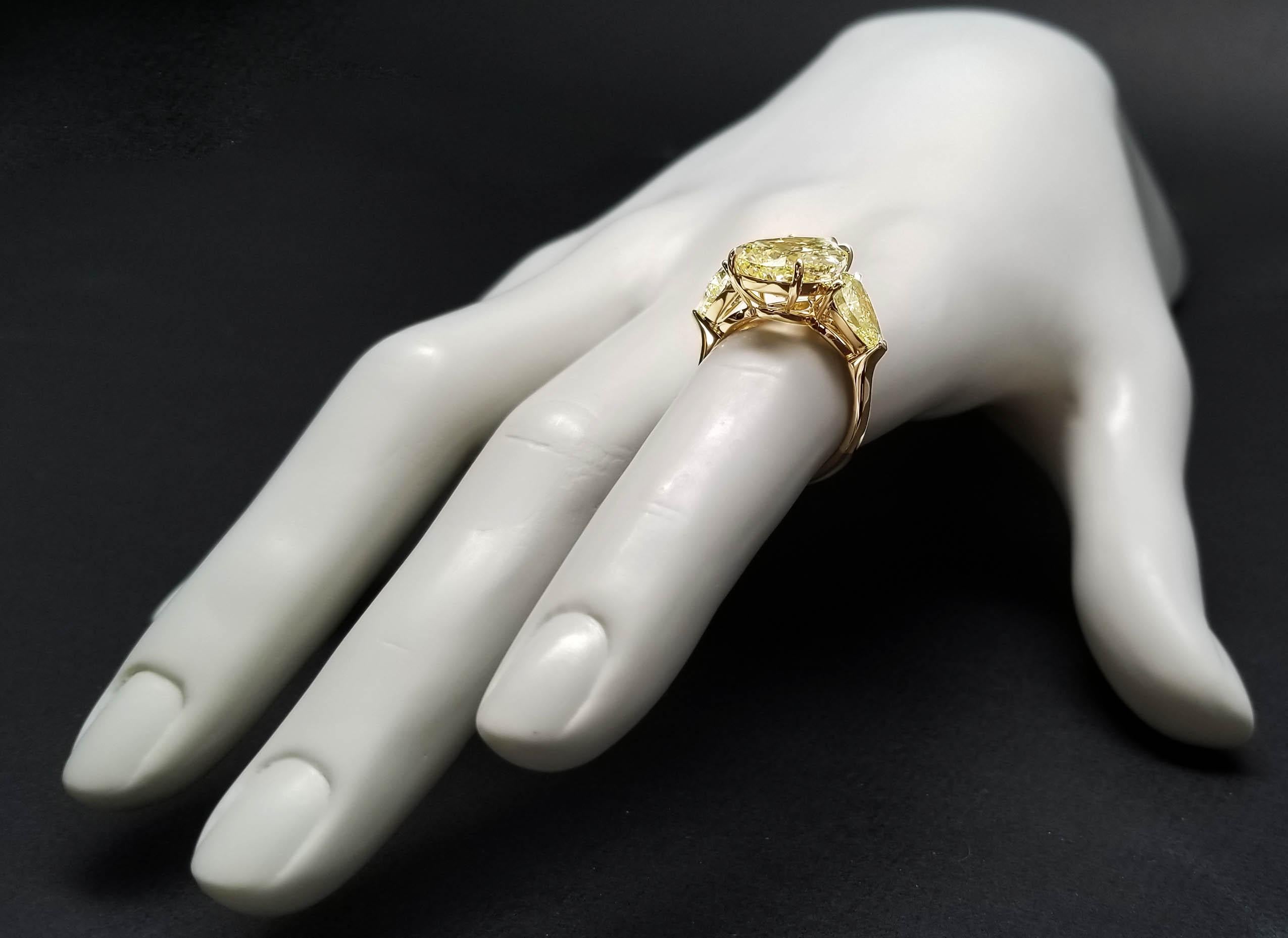 Contemporary Scarselli 6 Plus Carat Fancy Yellow Pear Shaped Diamond Ring in 18k Gold For Sale