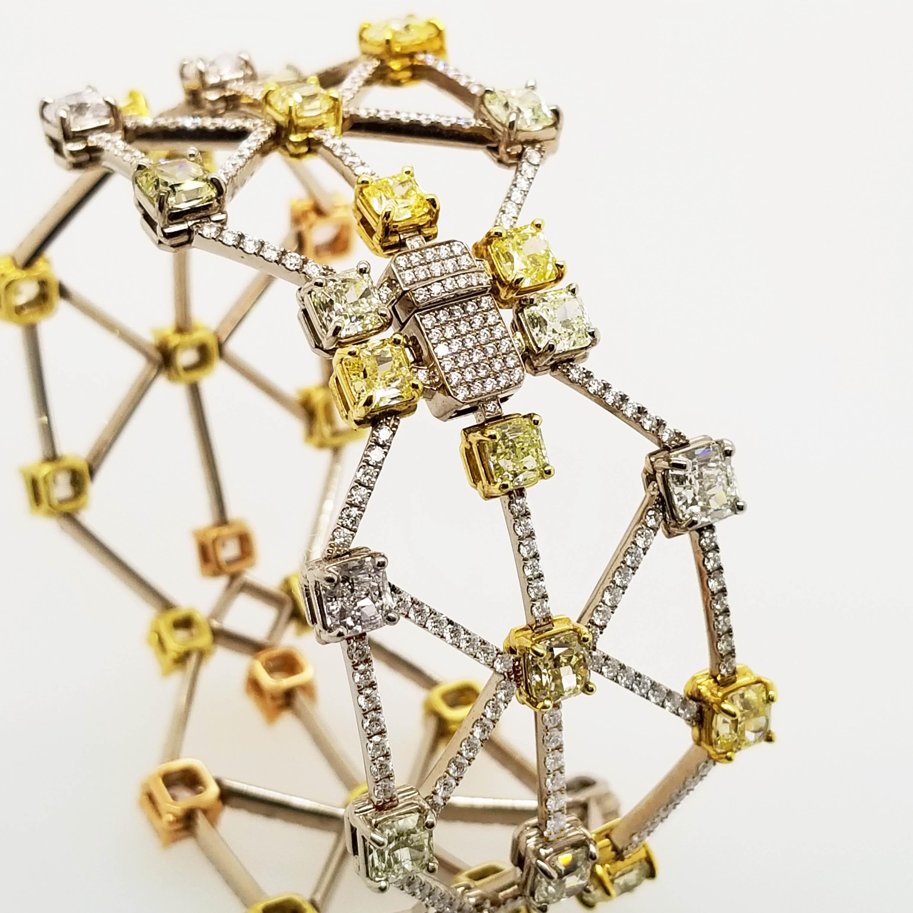 Von Scarselli - erkannt  führend in der Welt der natürlichen Fancy-Diamanten - dieses einzigartige Diamantarmband enthält eine reizvolle Auswahl an natürlich geförderten Fancy-Diamanten, die mit einem Gitterwerk aus weißen Diamanten verbunden sind. 