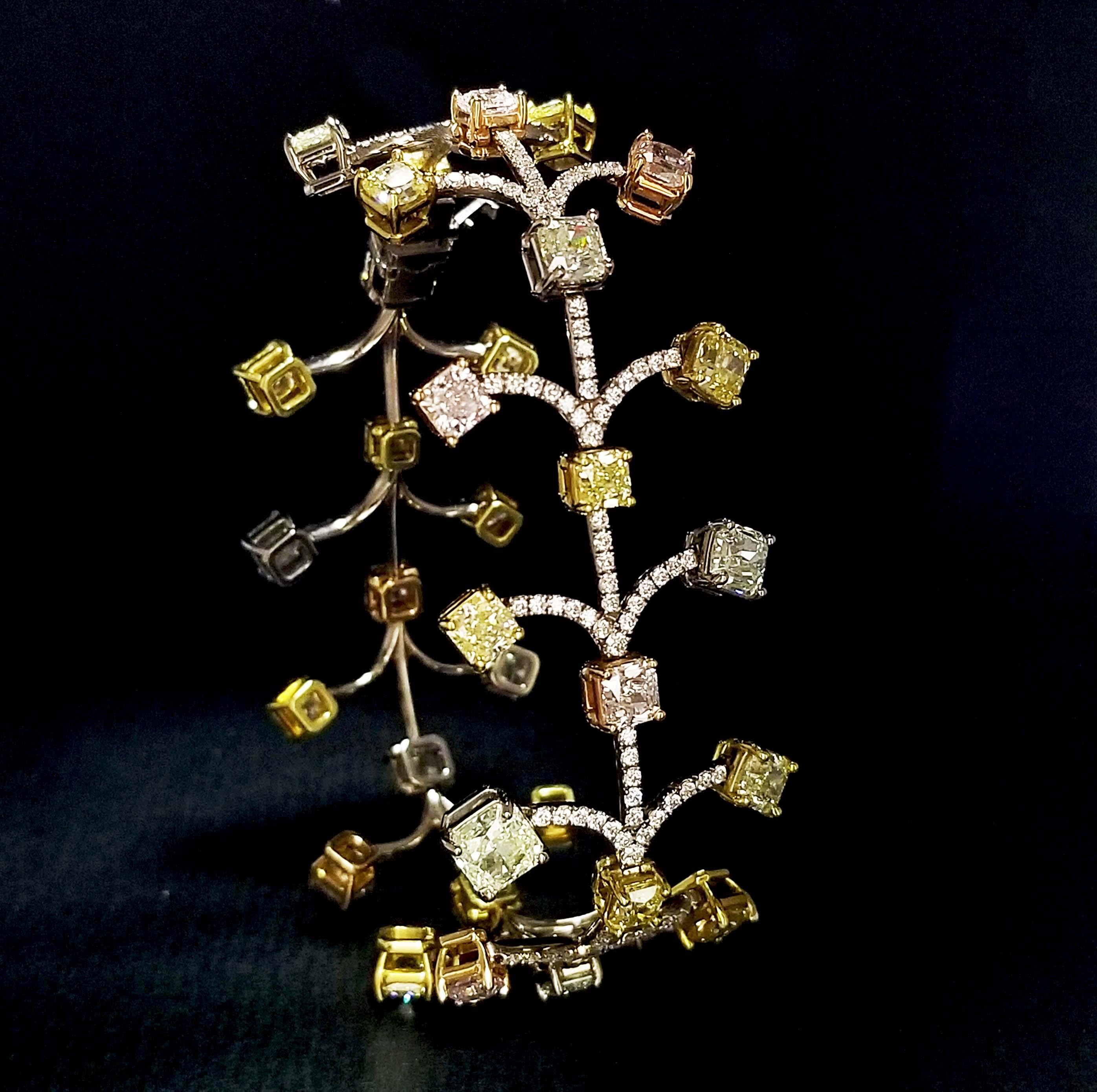 Von SCARSELLI, weltweit anerkannt für natürliche Fancy-Diamanten in Investmentqualität, stammt dieses leichte und luftige Diamantarmband mit einer Reihe natürlicher Fancy-Diamanten im Brillantschliff, die das Handgelenk umschließen.  Dieses Armband