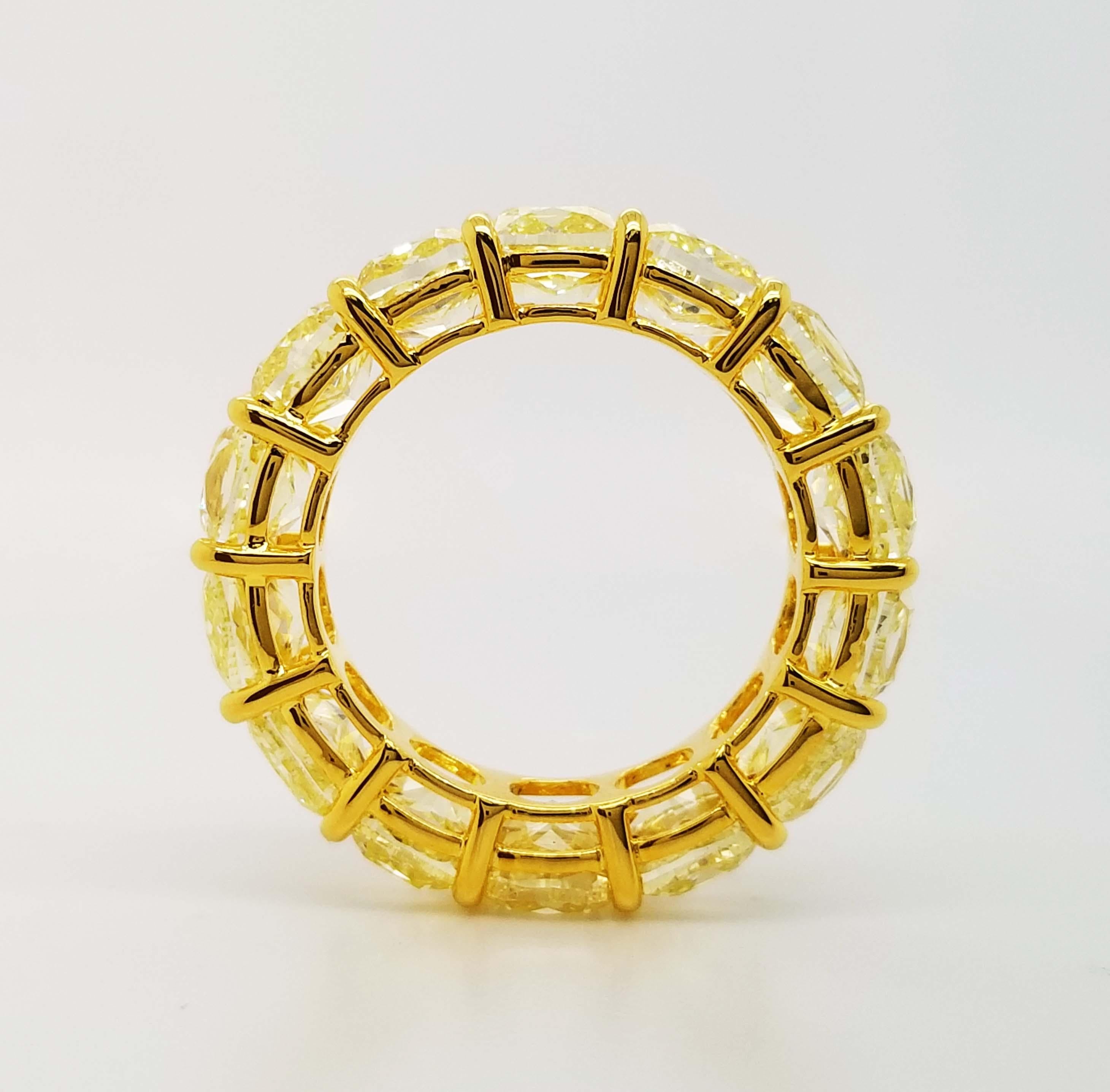 Scarselli Eternity-Ring in 18 Karat Gold mit gelbem Fancy-Diamant im Kissenschliff, GIA zertifiziert im Zustand „Neu“ in New York, NY