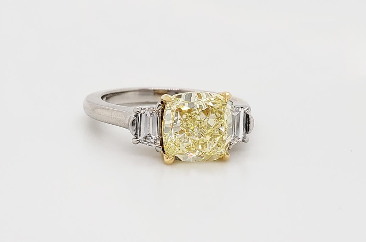 Scarselli Verlobungsring aus Platin mit GIA 3 Karat VVS2 gelbem Fancy-Diamant (Kissenschliff) im Angebot