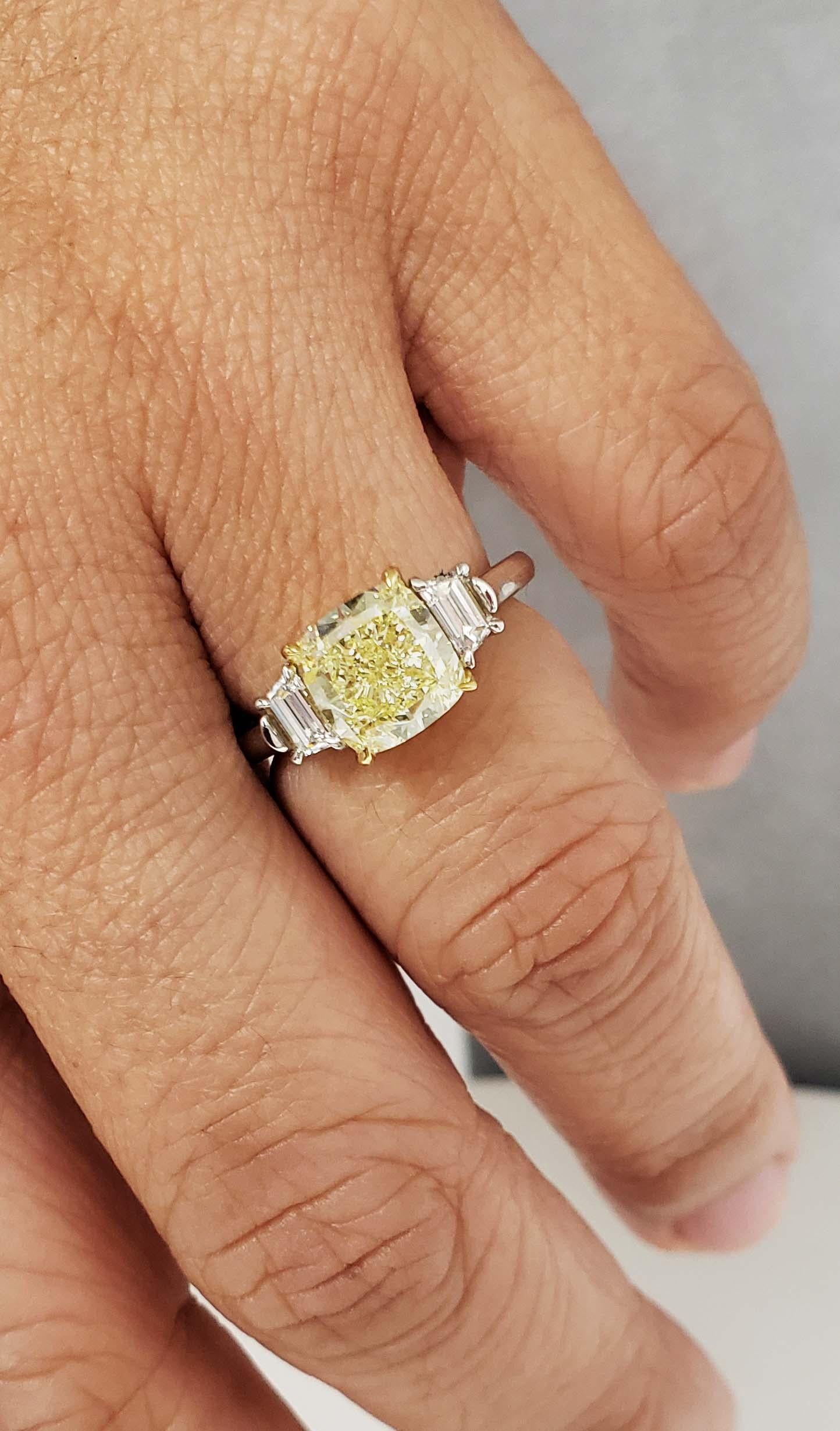 Contemporary Scarselli GIA 3 Carat VVS2 Fancy Light Yellow Diamond Engagement Ring Platinum For Sale