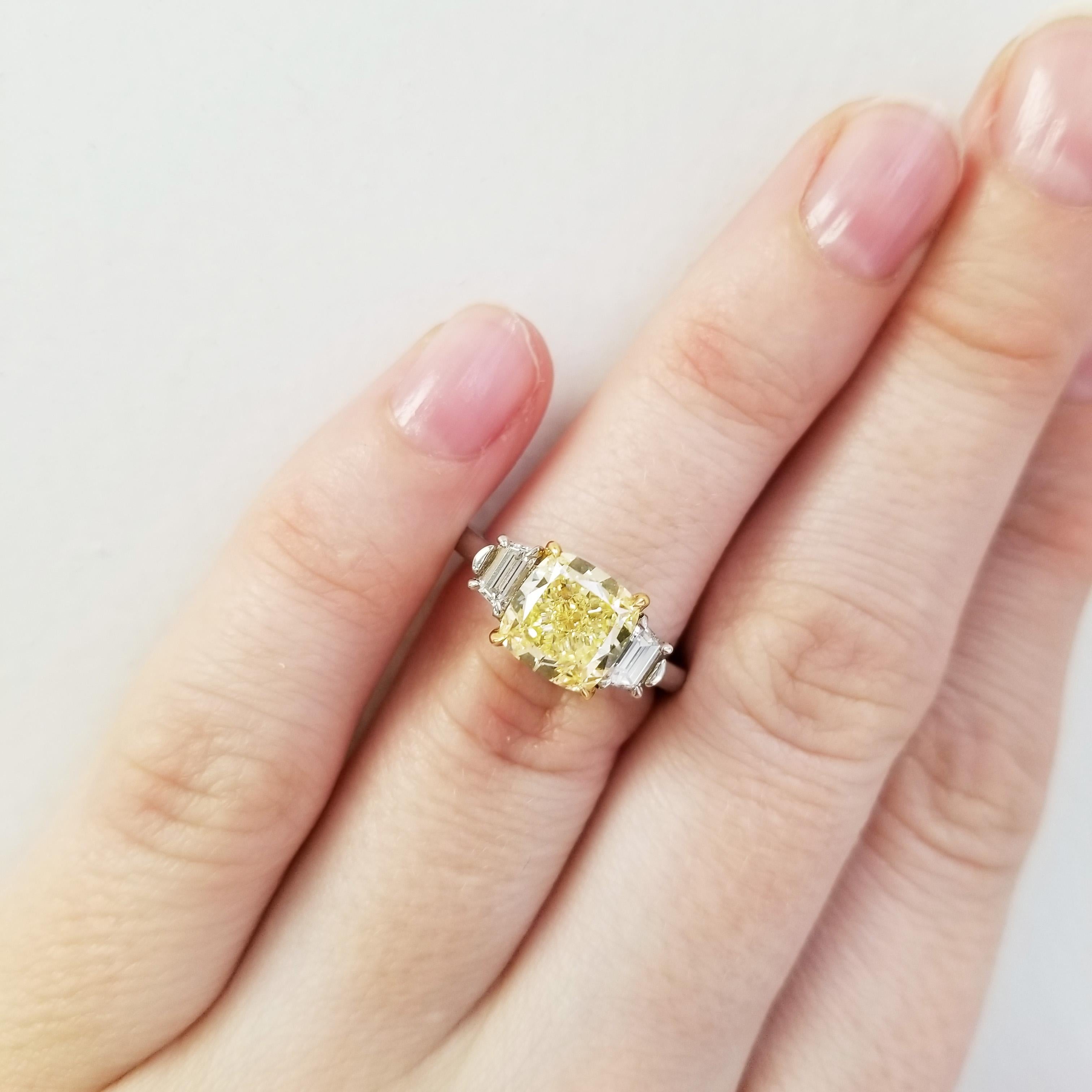 Women's Scarselli GIA 3 Carat VVS2 Fancy Light Yellow Diamond Engagement Ring Platinum For Sale