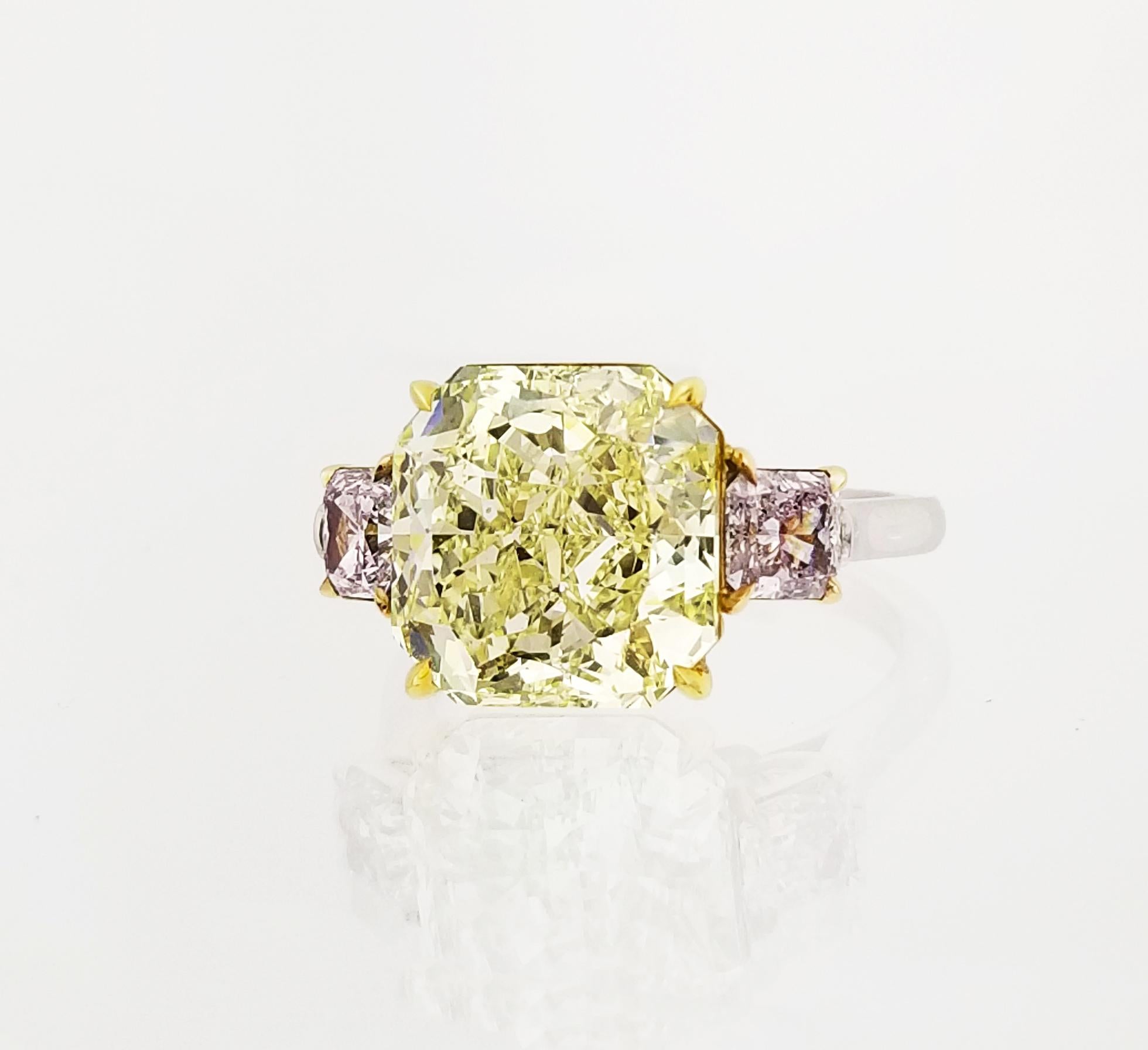 Dieser außergewöhnliche Ring von Scarselli enthält einen großen, fast 7 Karat schweren Diamanten im Fancy Yellow Radiant-Schliff mit GIA-Zertifikat und ausgezeichneter Reinheit (siehe Abbildung des Zertifikats für weitere Informationen zum Stein). 