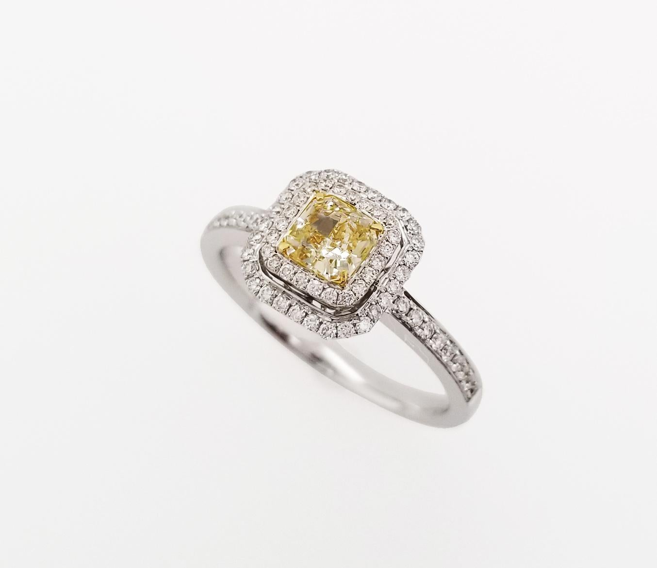 Guide des cadeaux pour la fête des mères !

Halo en diamant naturel jaune clair de 0,52 carat de taille coussin sur un anneau en or blanc 18 carats, orné de deux rangées de diamants blancs ronds et brillants. Tous les diamants sont certifiés GIA et